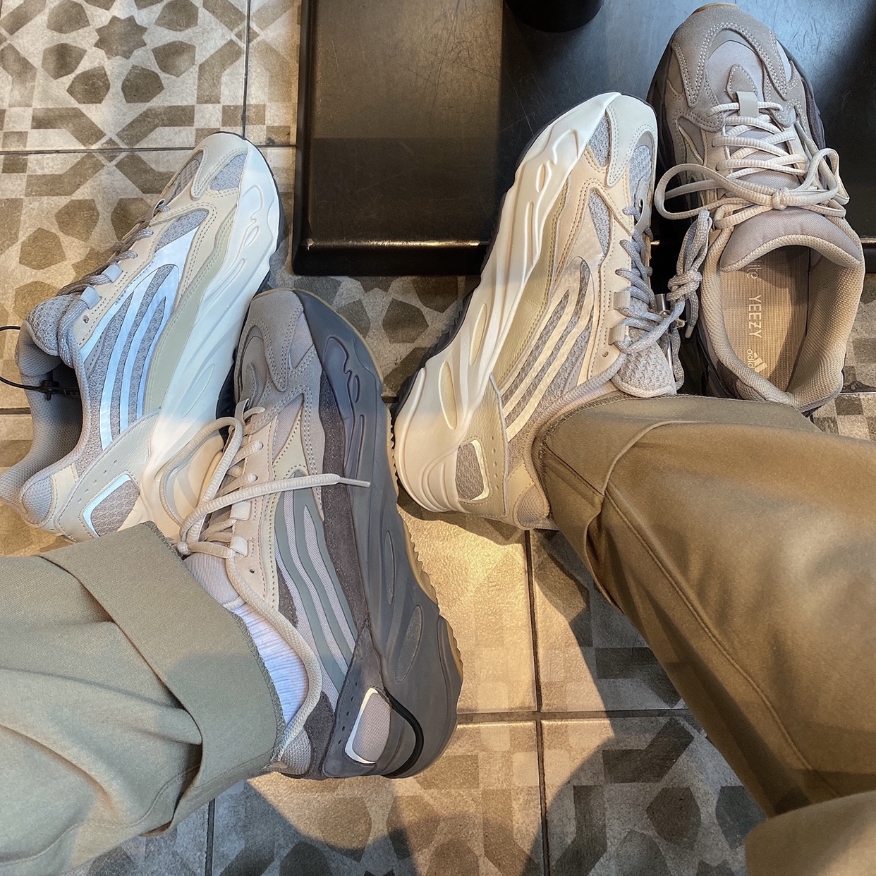 Adidas Yeezy Boost 700 V2 Cream, Adidas Yeezy Boost 700 V2 Tephra 착용 스타일 - 4