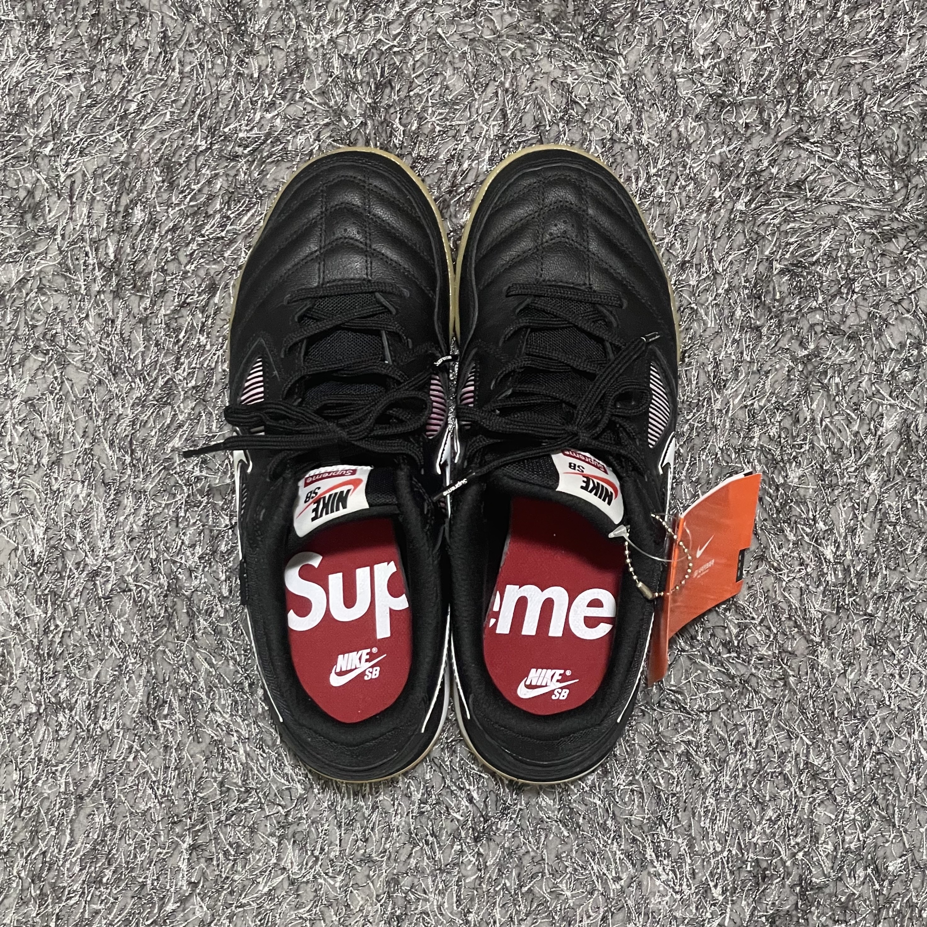 Nike x Supreme SB Gato Black 착용 스타일