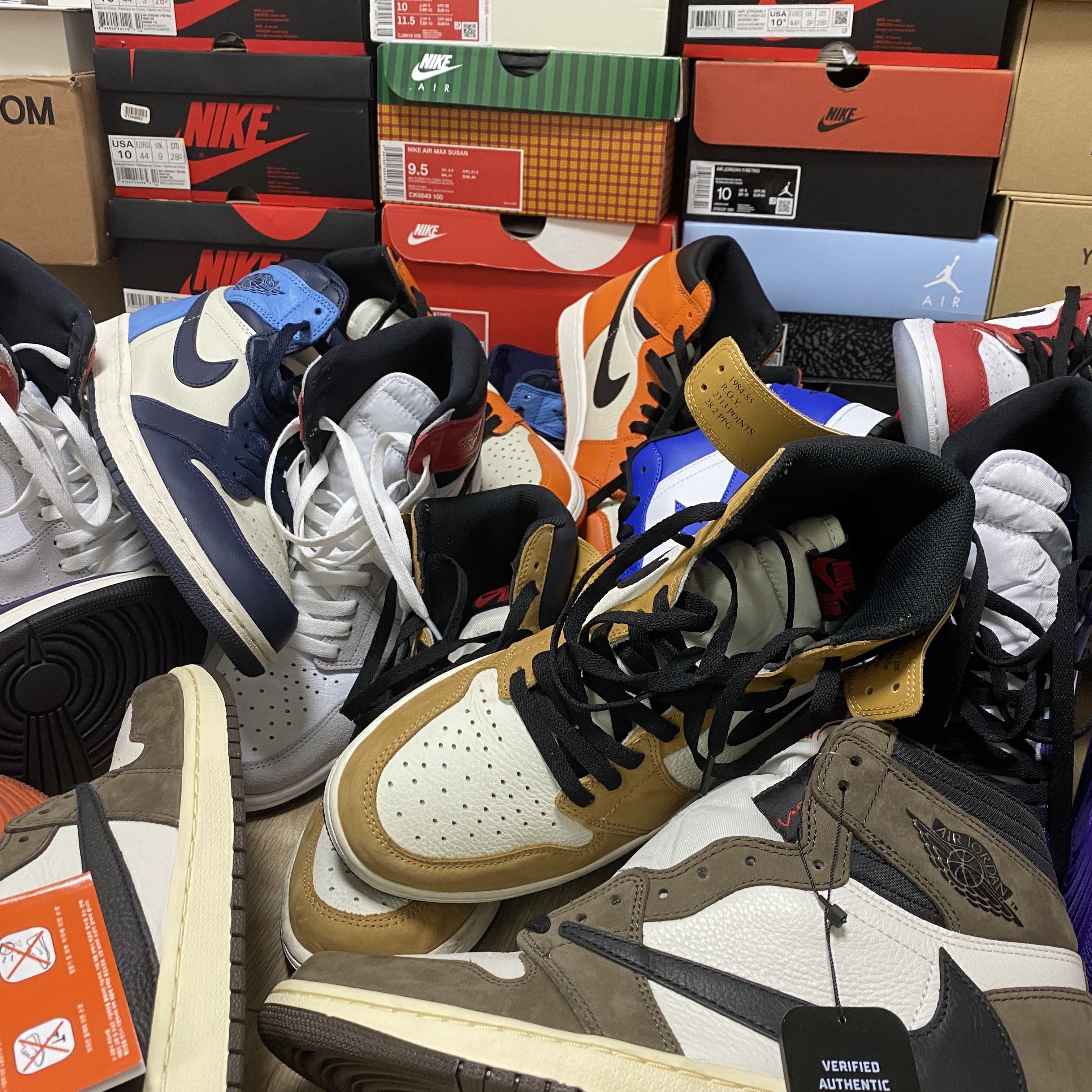 Jordan 1 Retro High Rookie of the Year, Jordan 1 x Travis Scott Retro High OG SP Mocha 착용 스타일