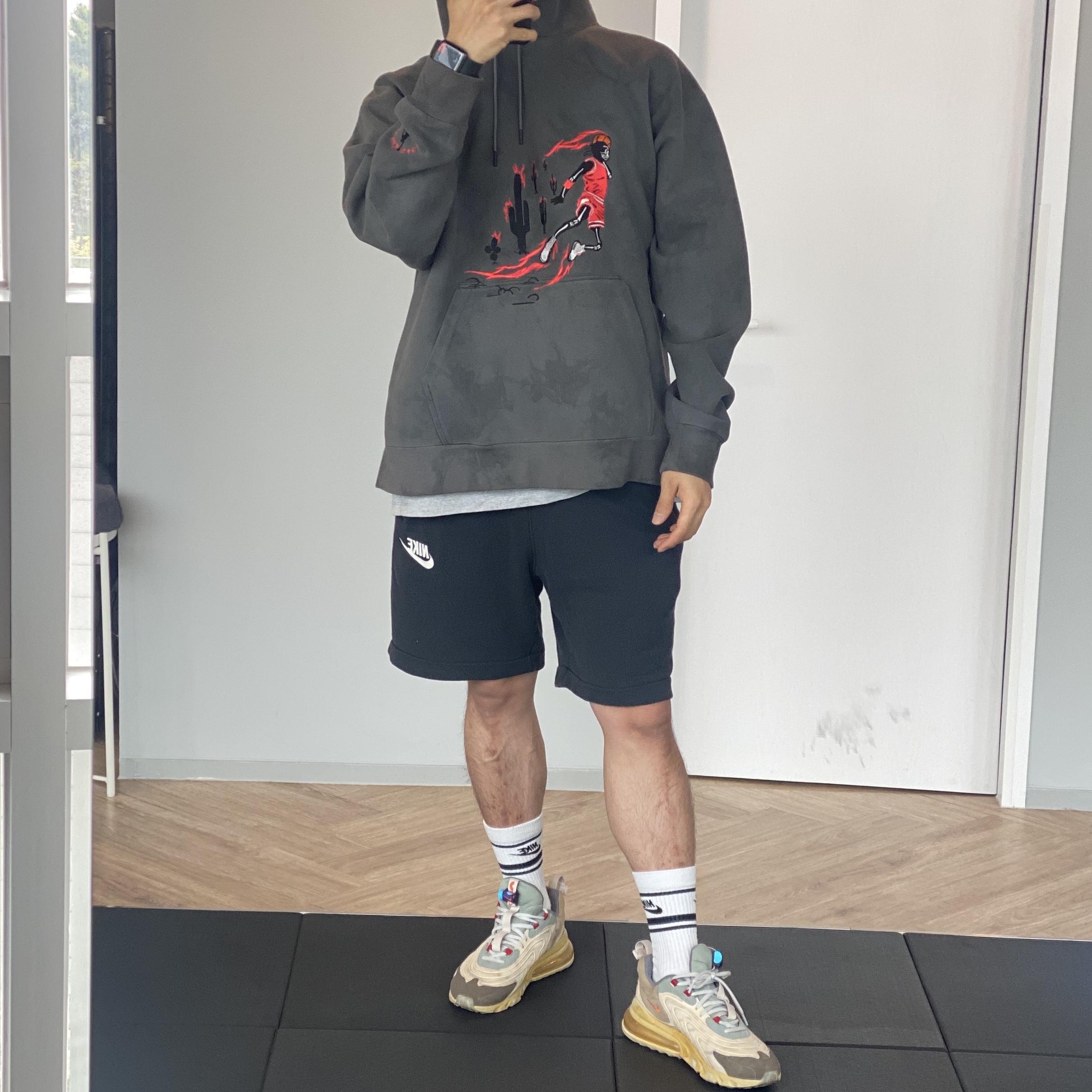 Jordan x Travis Scott Washed Suede Hoodie Grey, Nike x Travis Scott Air Max 270 React Cactus Trails 착용 스타일