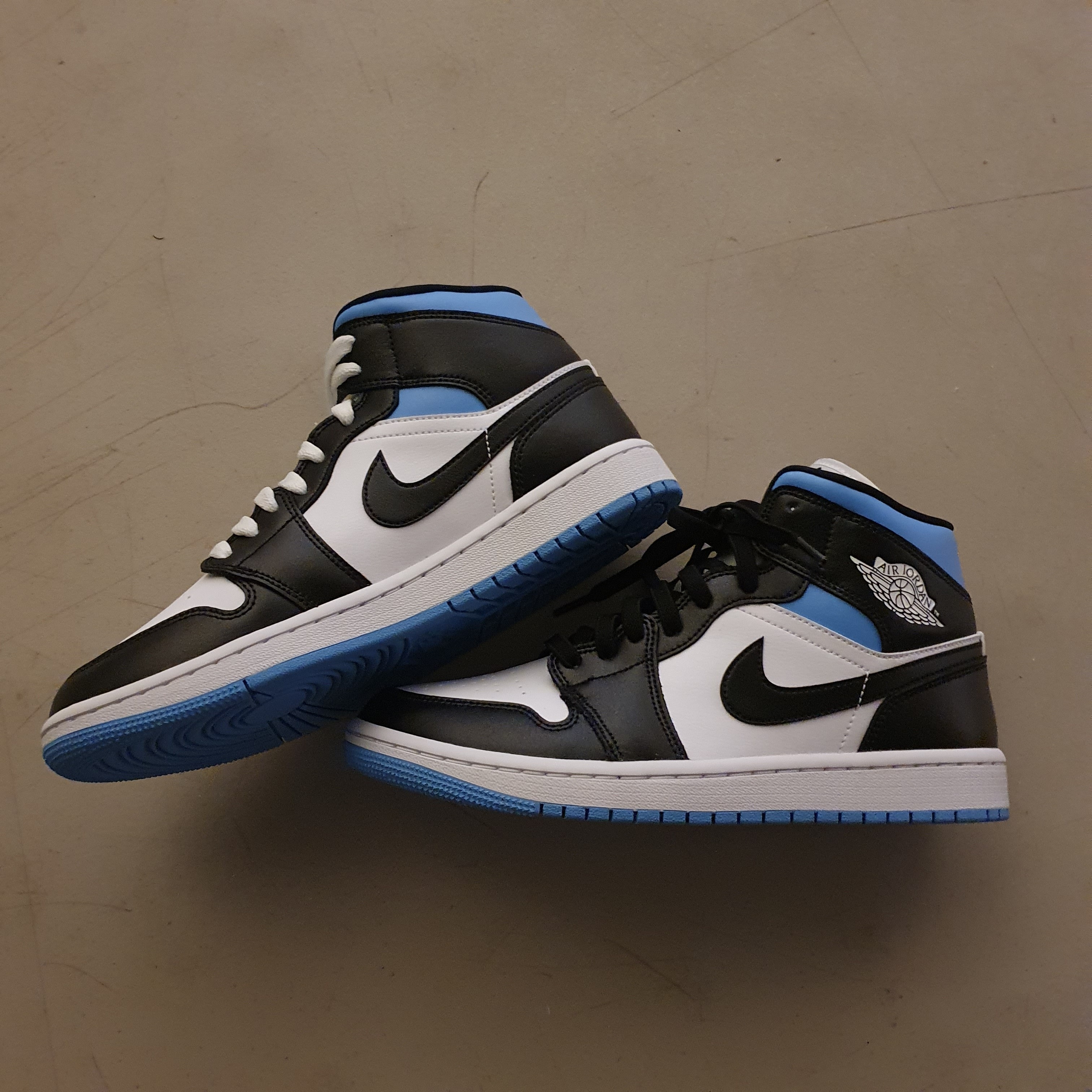(W) Jordan 1 Mid White Black University Blue, Nike x Ambush Dunk High Black 착용 스타일 - 1