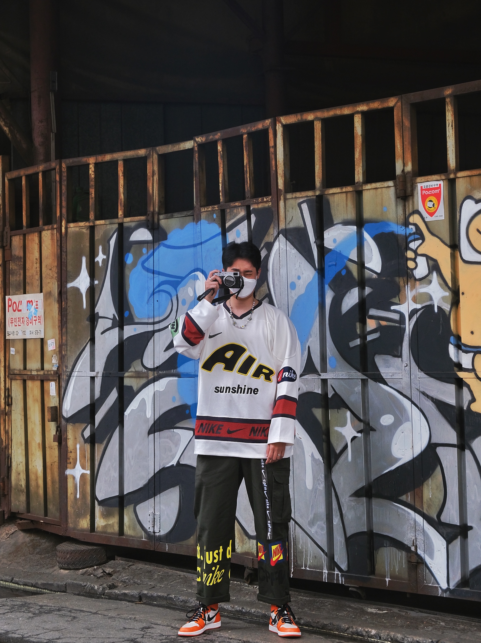 Nike x Cactus Plant Flea Market Hockey Jersey White, Nike x Cactus Plant Flea Market Track Pants Olive 착용 스타일