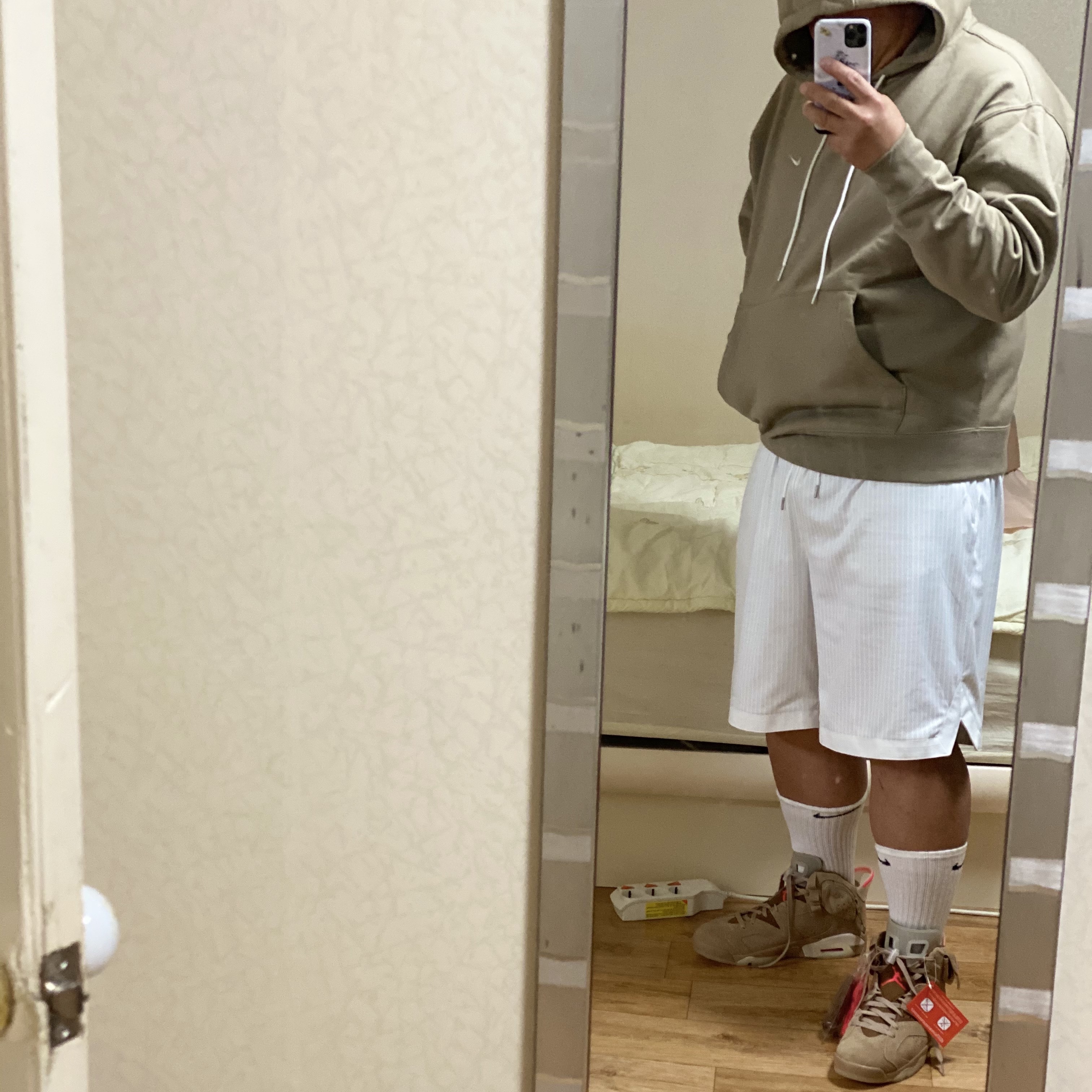 Jordan 6 x Travis Scott Retro SP British Khaki, Nike NRG Solo Swoosh Fleece Hoodie Khaki - Asia 착용 스타일