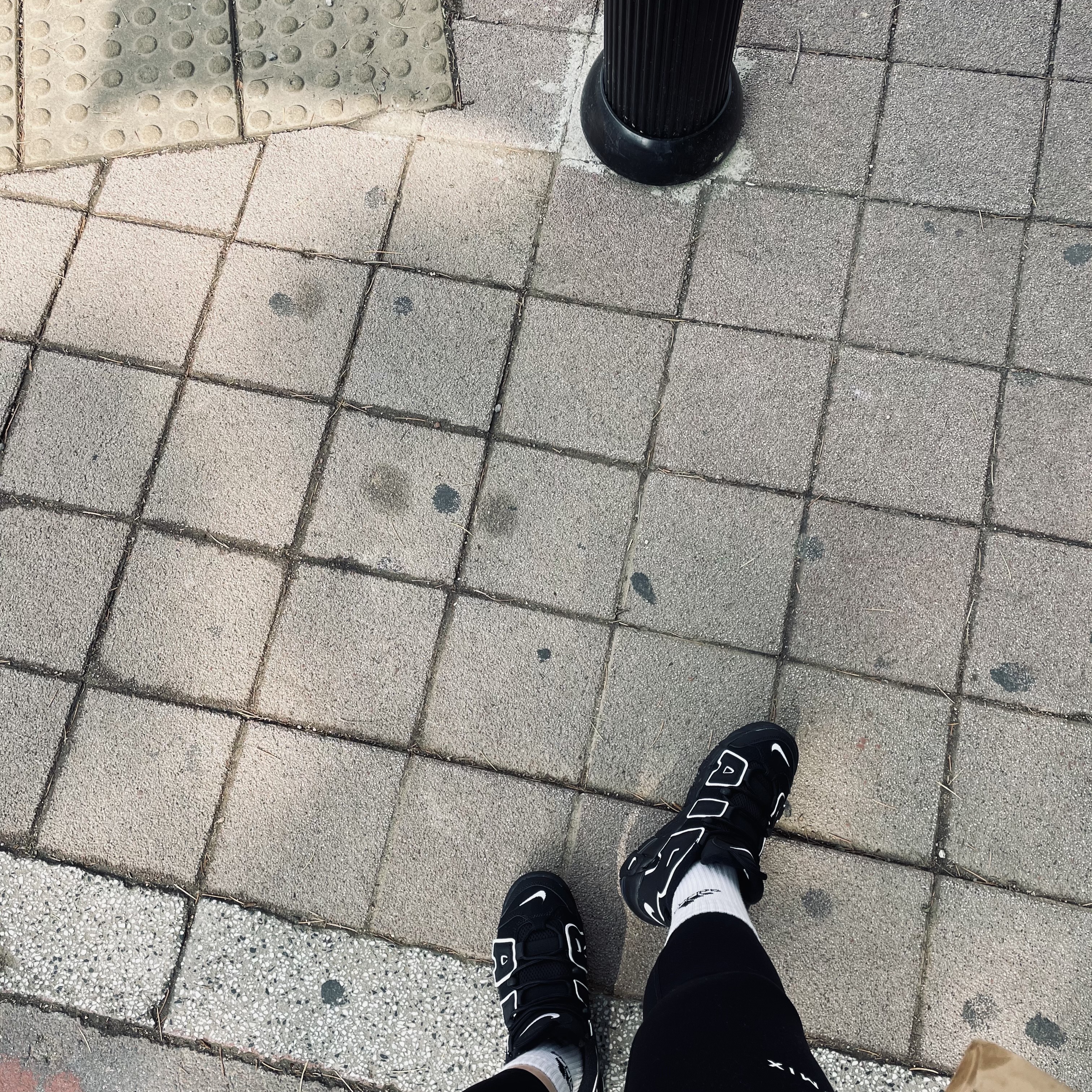 (GS) Nike Air More Uptempo Black White 2020 착용 스타일 - 1