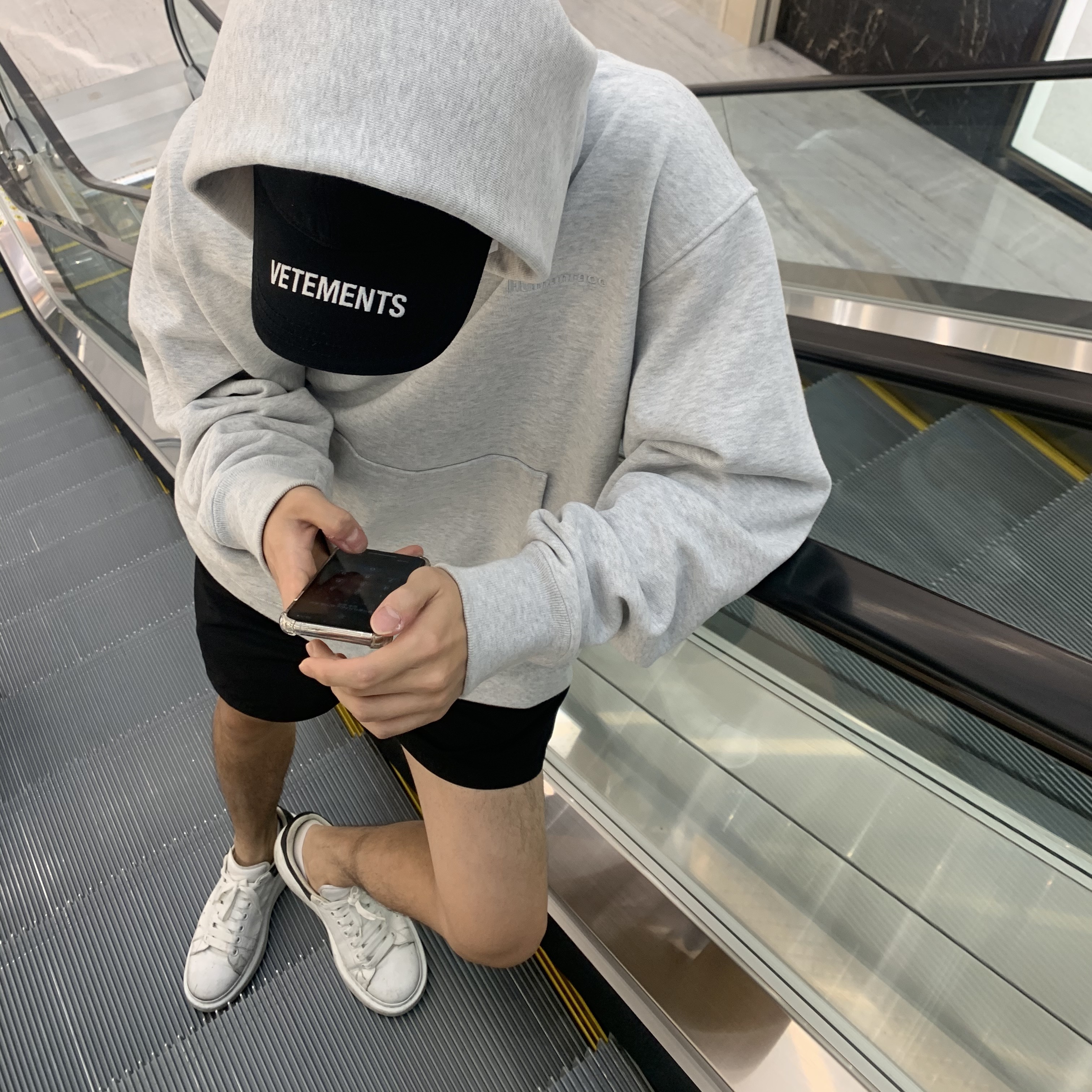 Alexander McQueen Oversized Sneakers White Black 착용 스타일 - 2