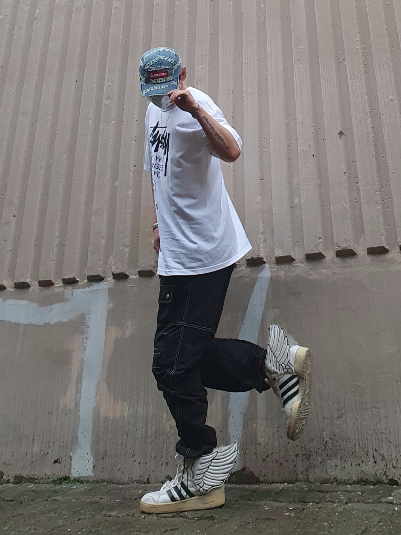 Supreme Frayed Logos Denim Camp Cap Blue - 21SS, Stussy DSM World Tour T-Shirt White 착용 스타일