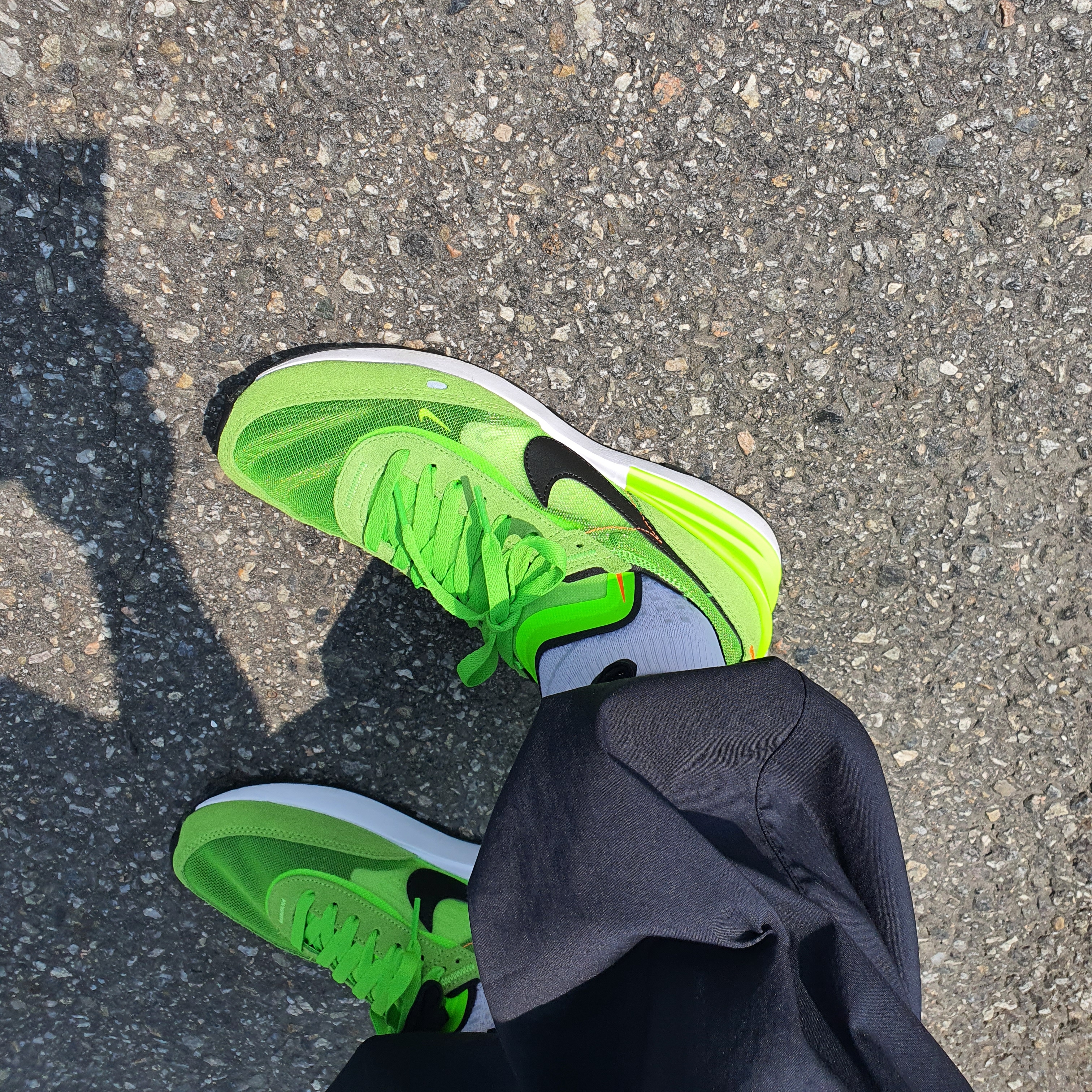 Nike Waffle One Electric Green 착용 스타일 - 2