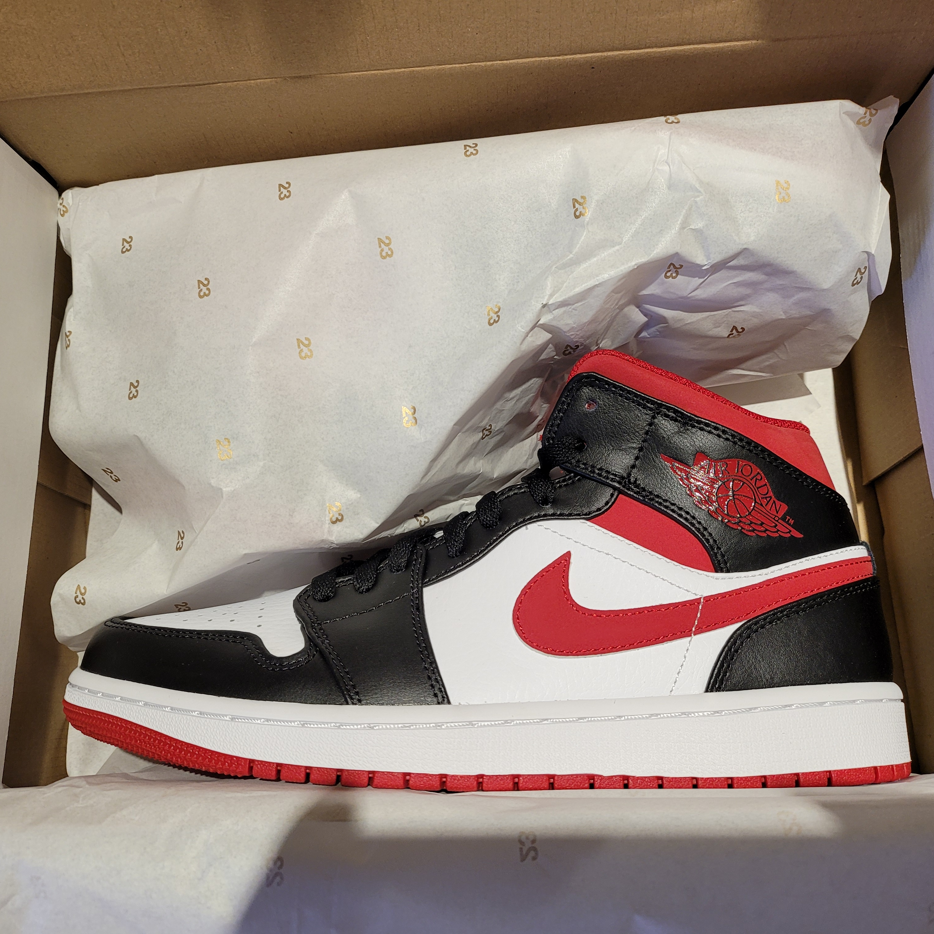 Jordan 1 Mid Gym Red Black White 착용 스타일 - 1