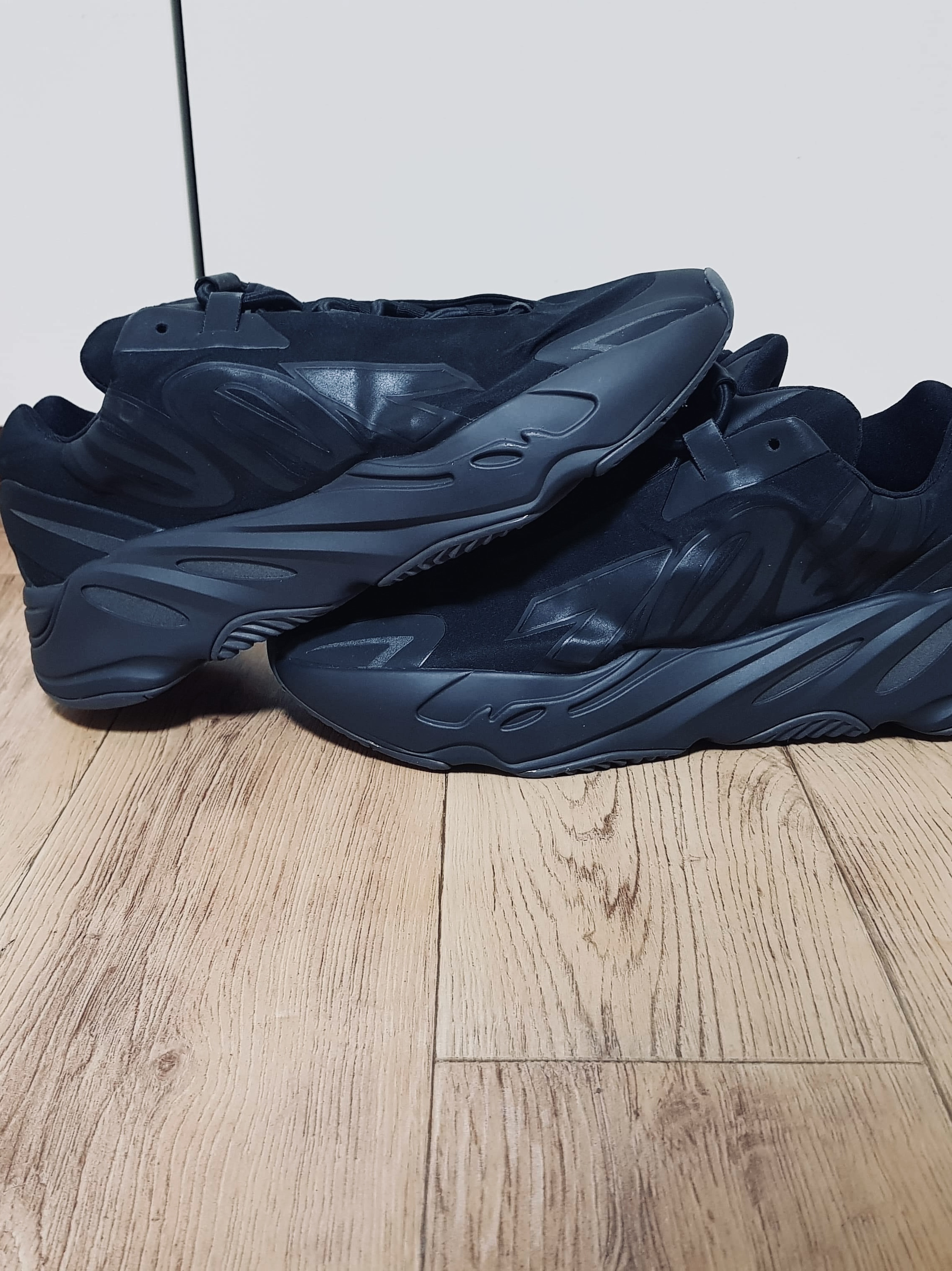 Adidas Yeezy Boost 700 MNVN Triple Black 착용 스타일 - 1