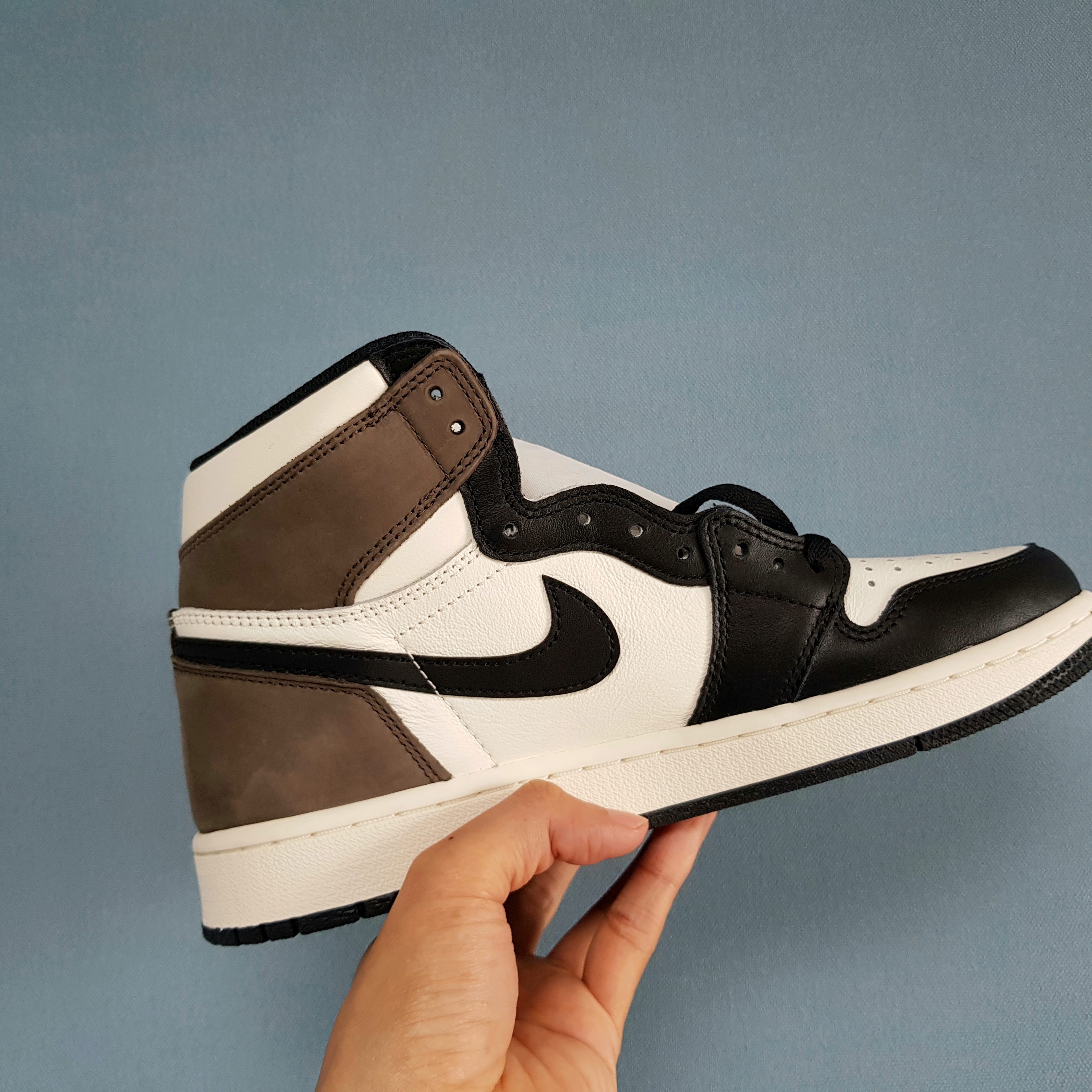 Jordan 1 Retro High OG Black Mocha 착용 스타일 - 2