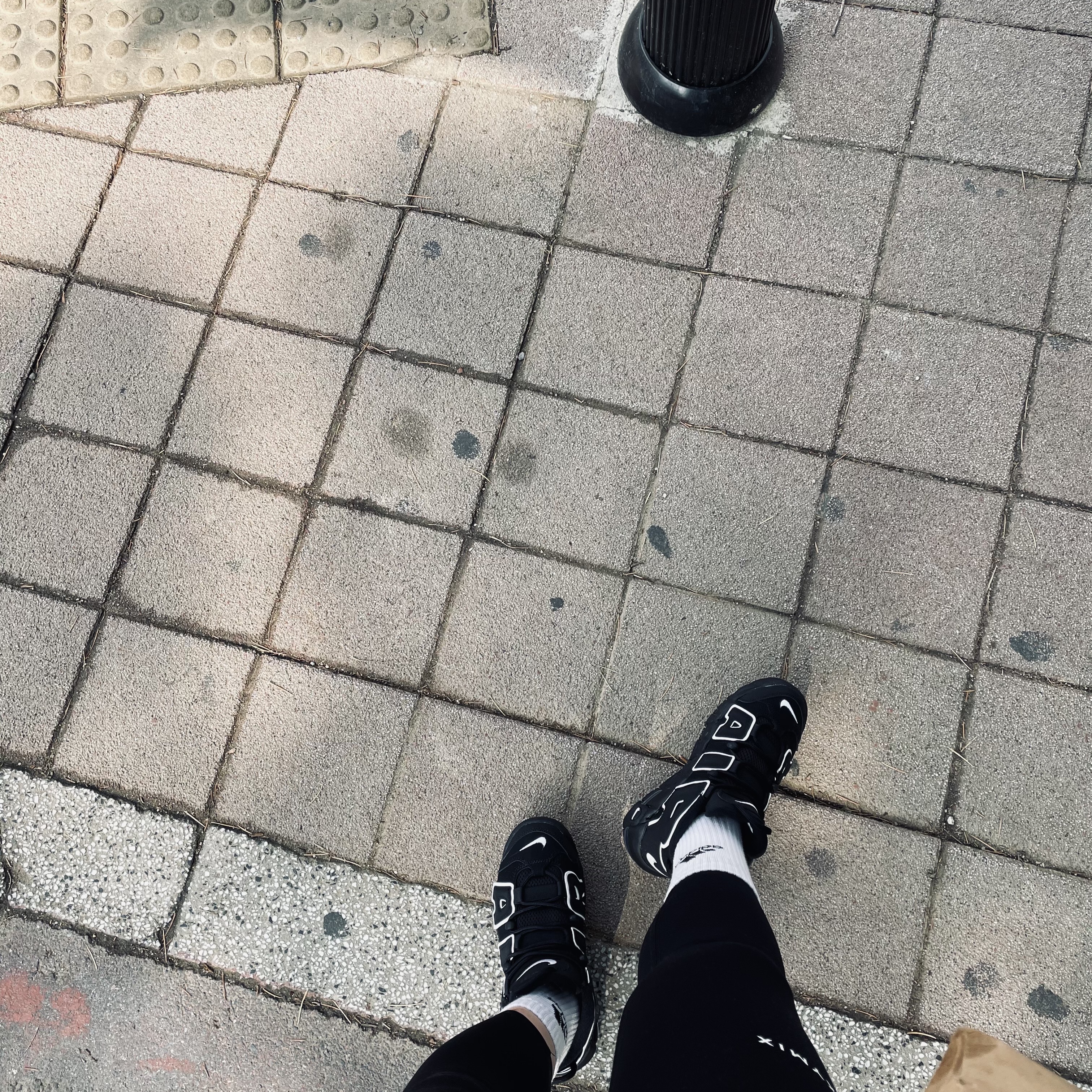 (GS) Nike Air More Uptempo Black White 2020 착용 스타일 - 2