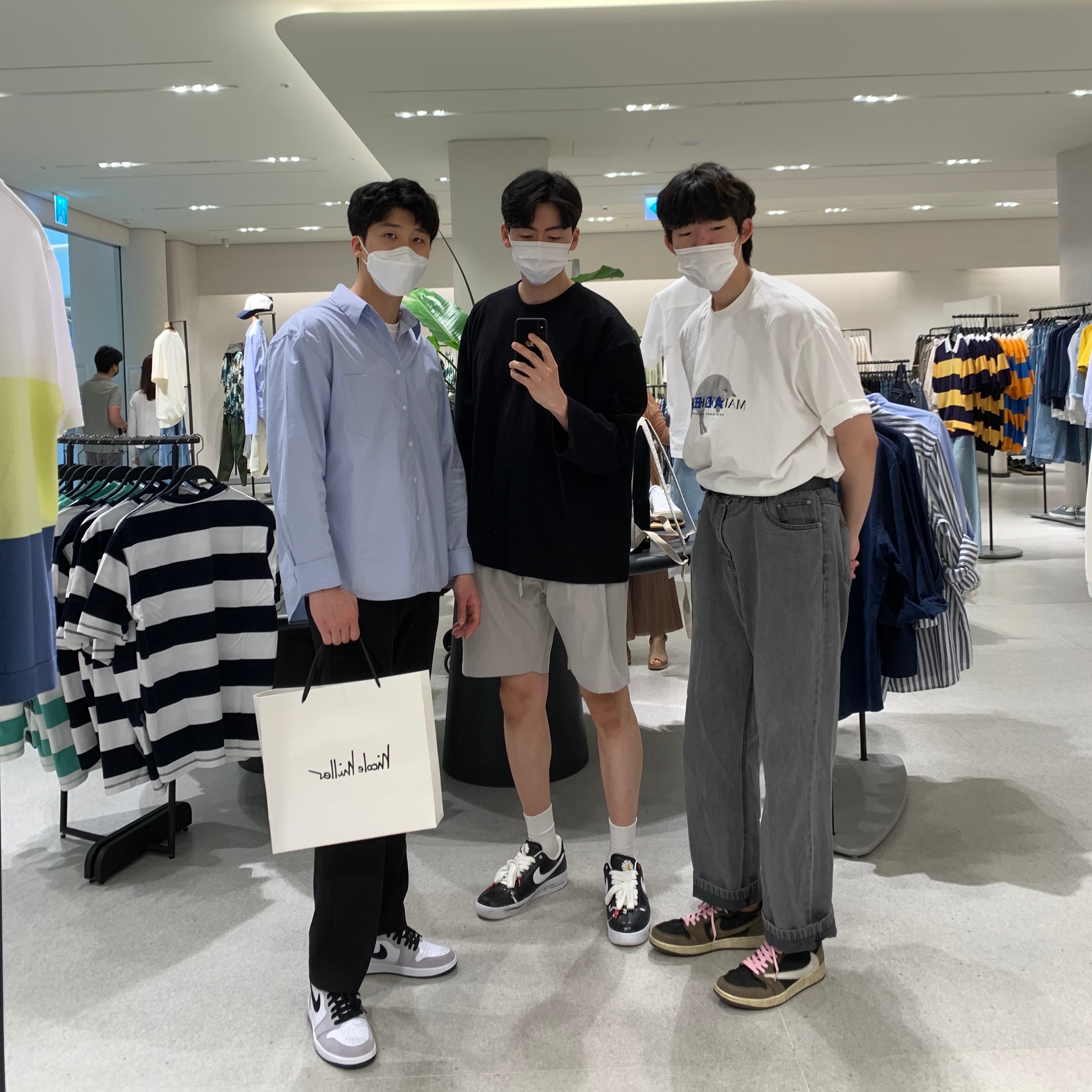 Jordan 1 Retro High OG Light Smoke Grey, Jordan 1 x Travis Scott Retro Low OG SP Mocha 착용 스타일
