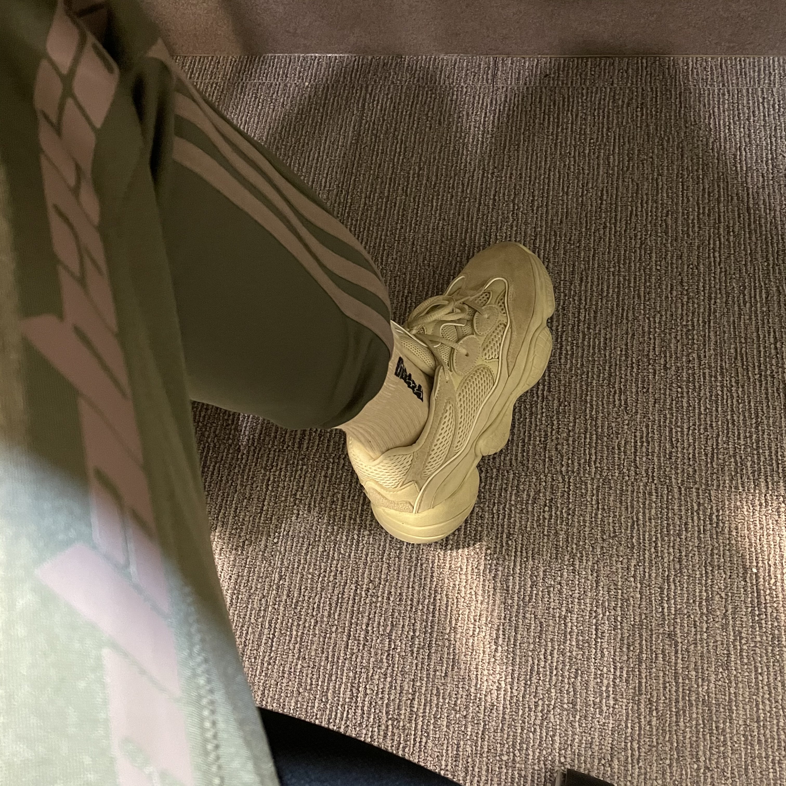 Adidas Yeezy 500 Super Moon Yellow, Adidas Yeezy Calabasas Track Pants Core Mink 착용 스타일