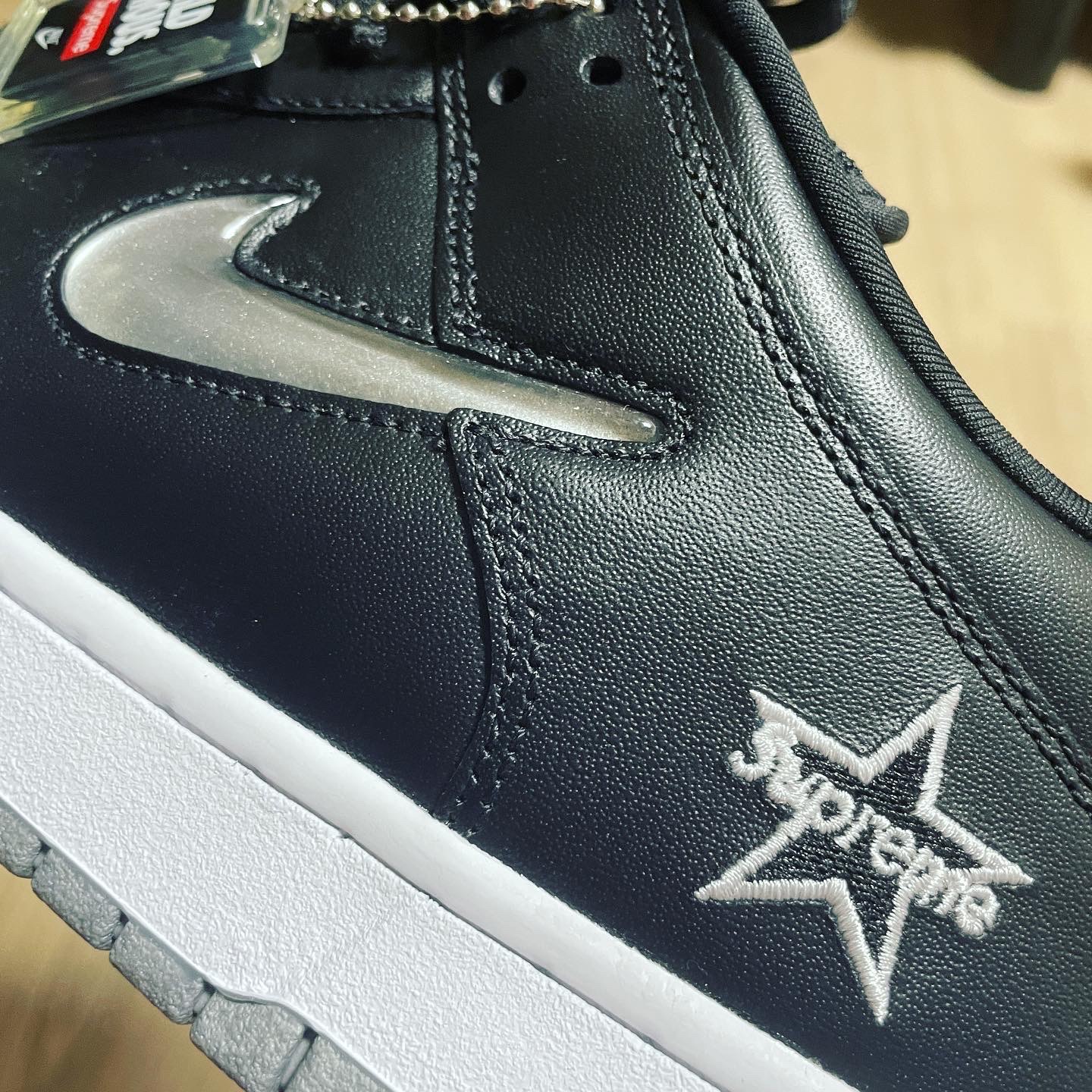 Nike x Supreme SB Dunk Low Jewel Swoosh Silver, Nike x Supreme SB Dunk Low Barkroot Brown 착용 스타일 - 4