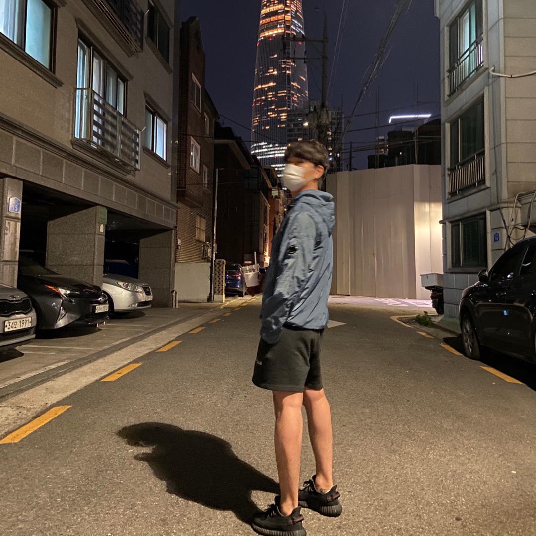 Adidas Yeezy Boost 350 V2 Black - Non-Reflective 착용 스타일 - 3