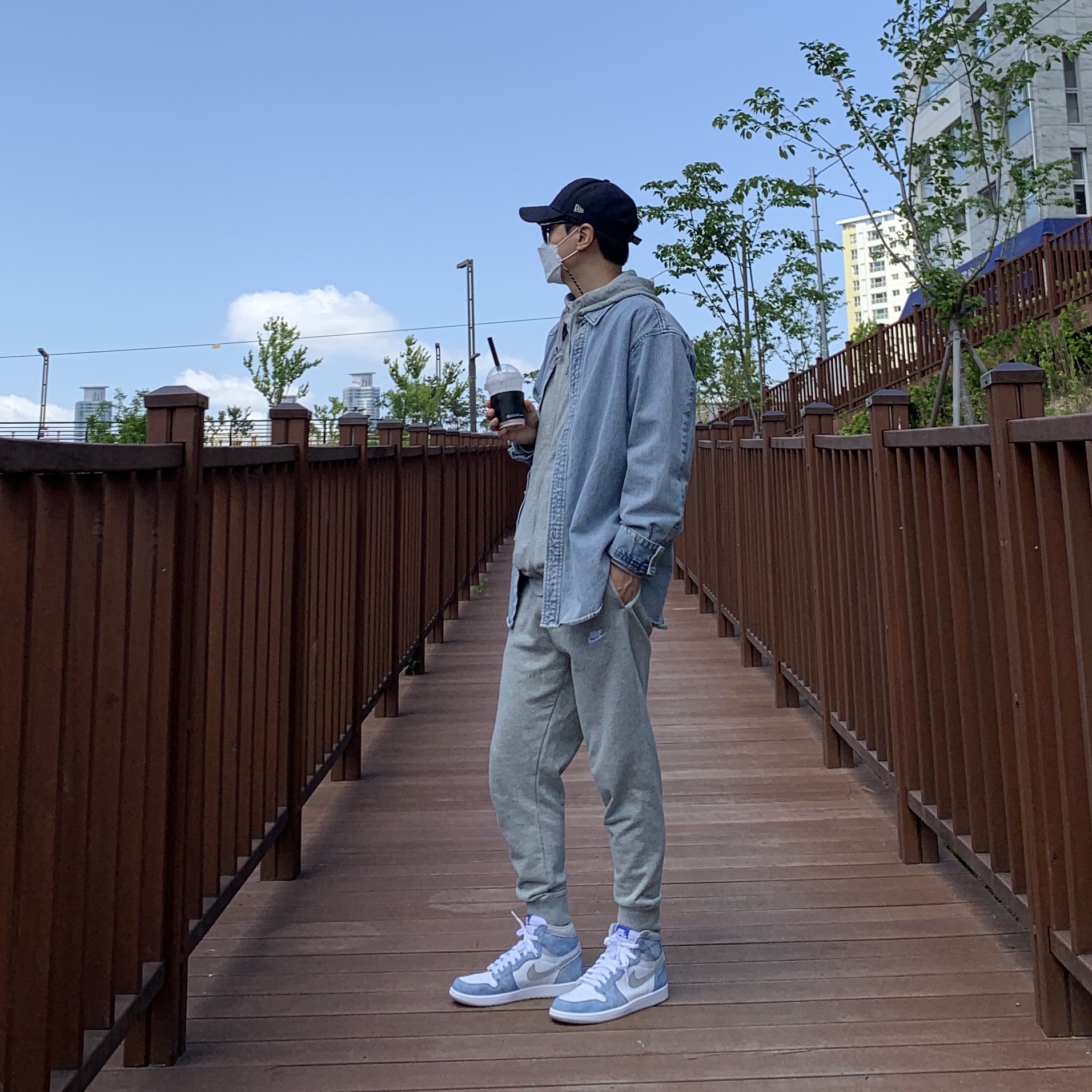 Jordan 1 Retro High OG Hyper Royal 착용 스타일 - 2