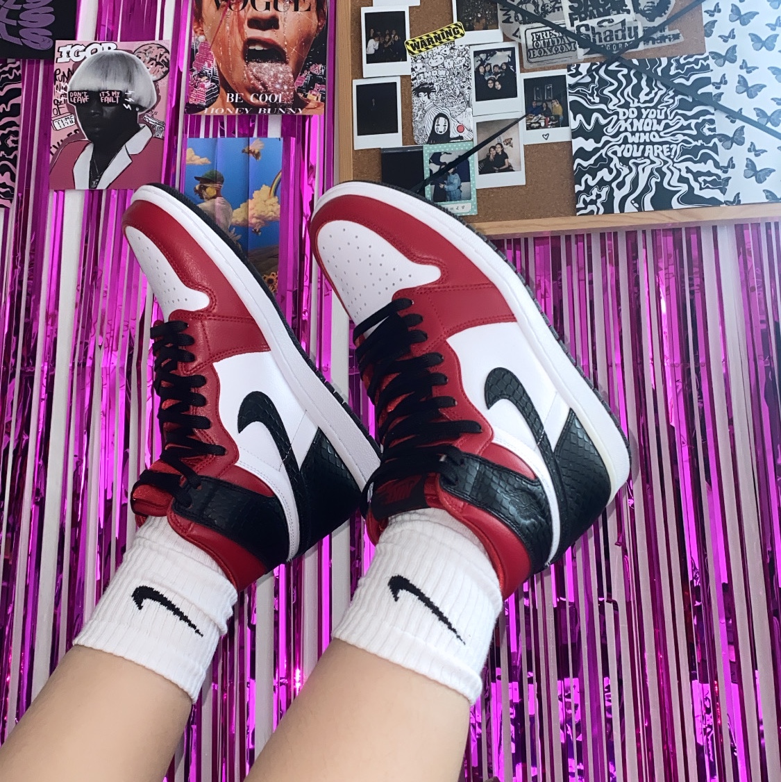 (W) Jordan 1 Retro High Satin Red 착용 스타일