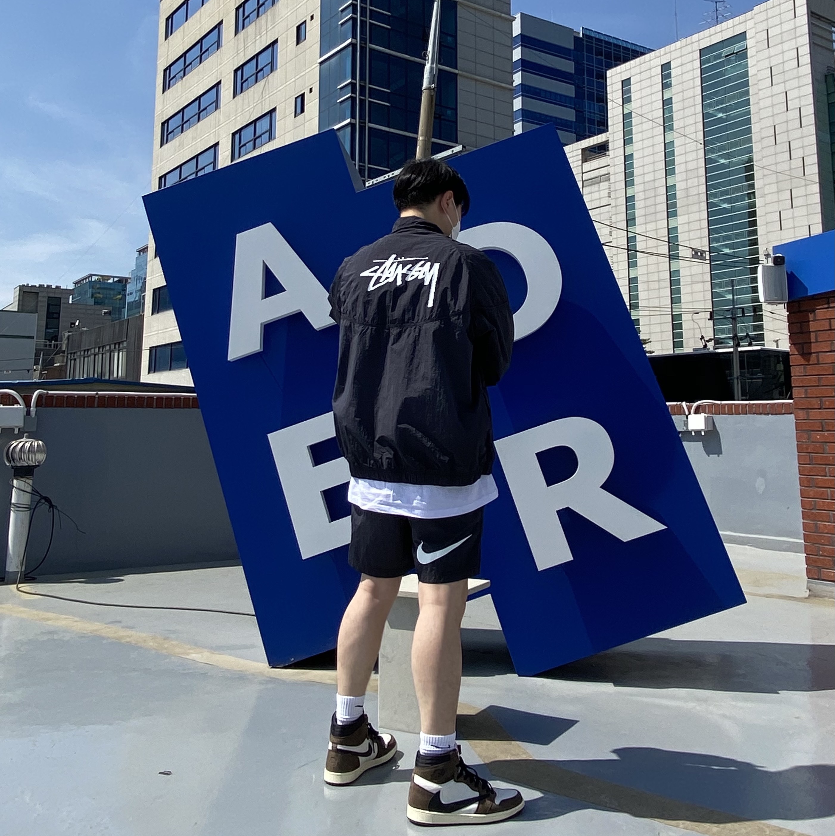 Nike x Stussy Water Shorts Off Noir, Nike x Stussy Windrunner Jacket Off Noir 착용 스타일