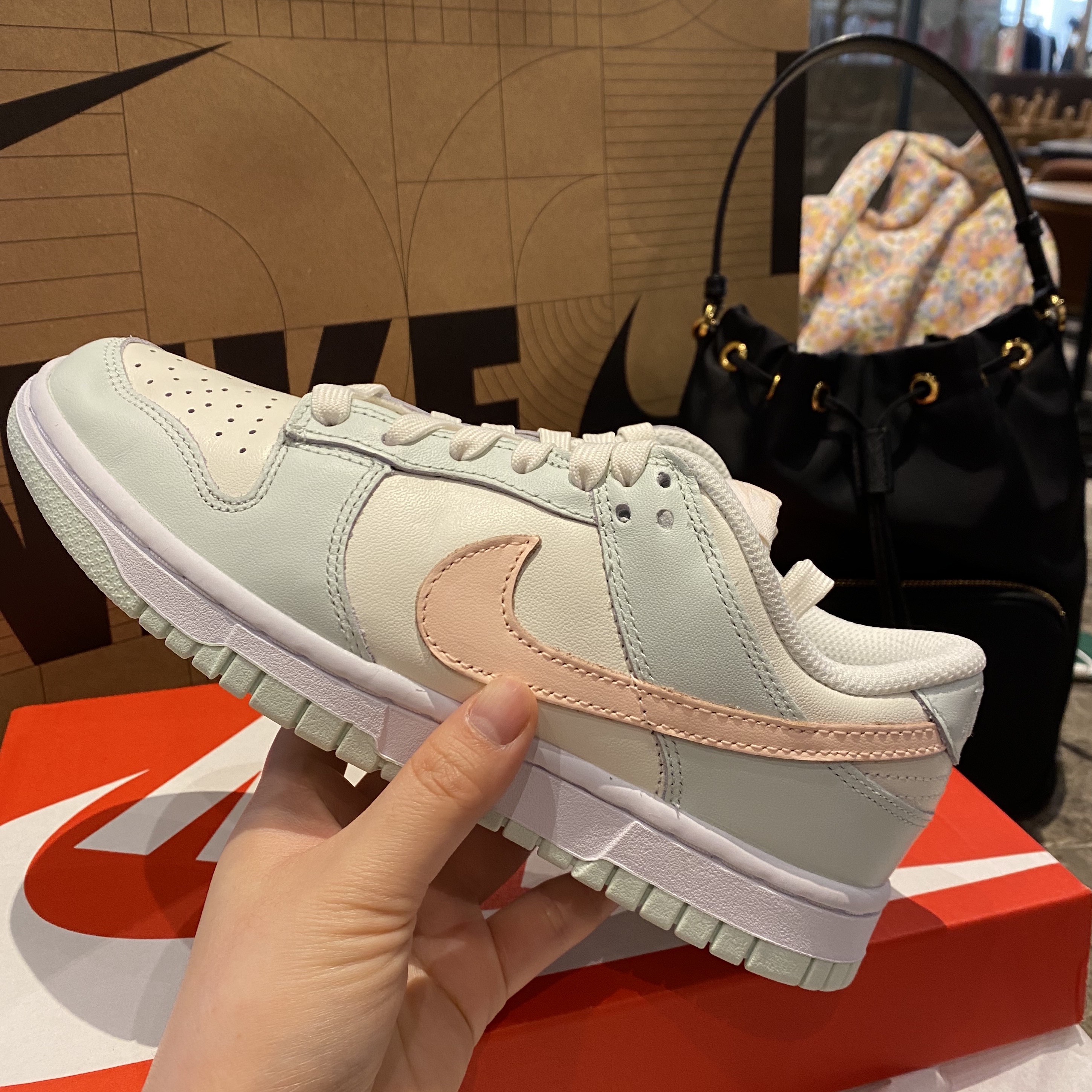 (W) Nike Dunk Low Barely Green 착용 스타일