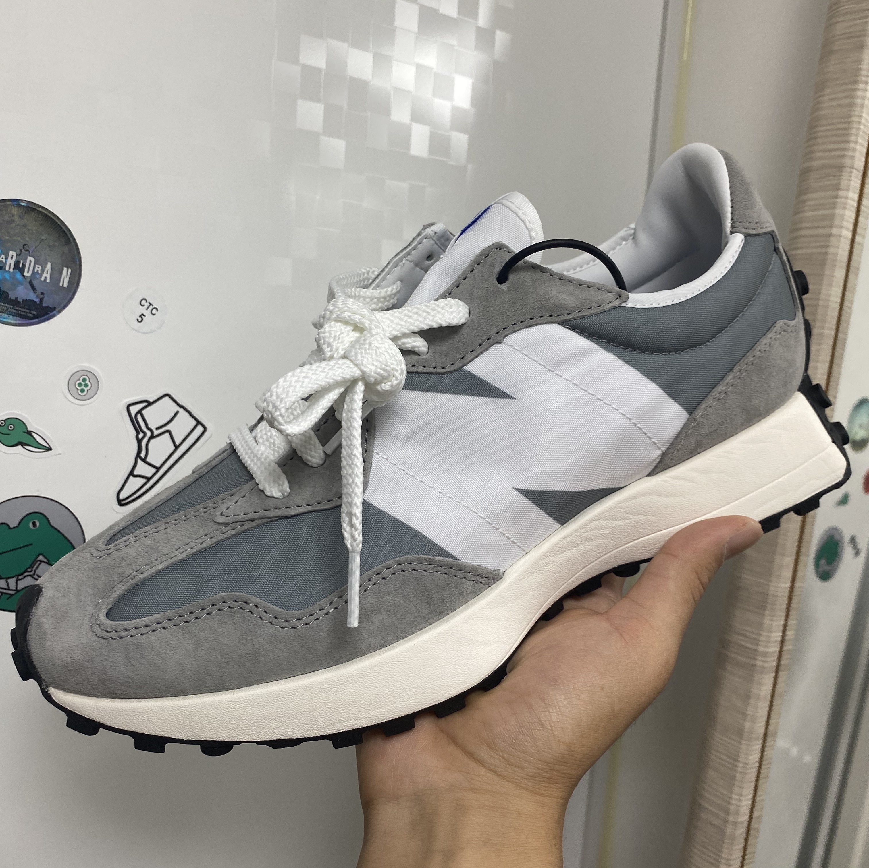New Balance 327 Grey 착용 스타일