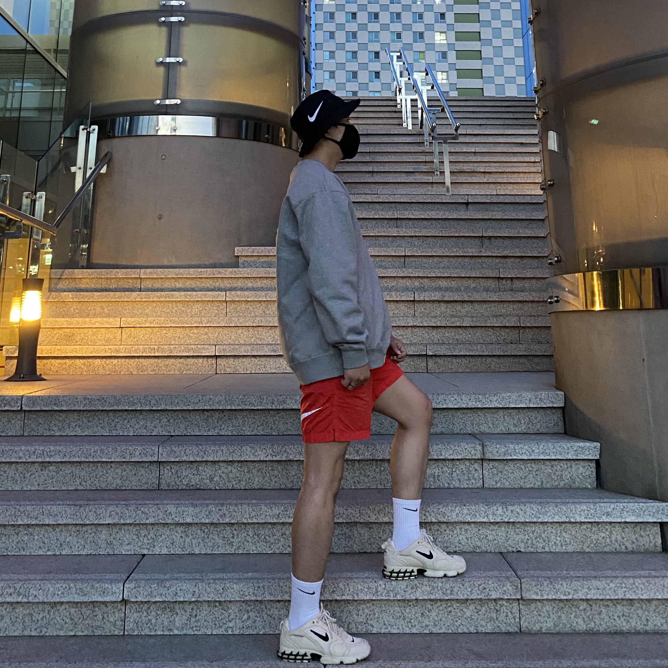 Nike x Stussy Air Zoom Spiridon Cage 2 Fossil, Nike x Stussy Water Shorts Habanero Red 착용 스타일