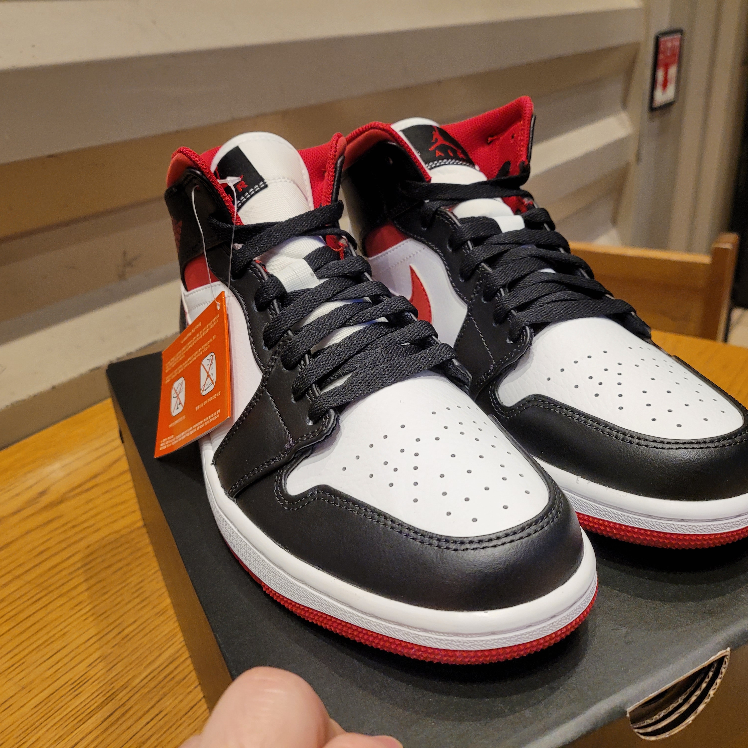 Jordan 1 Mid Gym Red Black White 착용 스타일 - 4