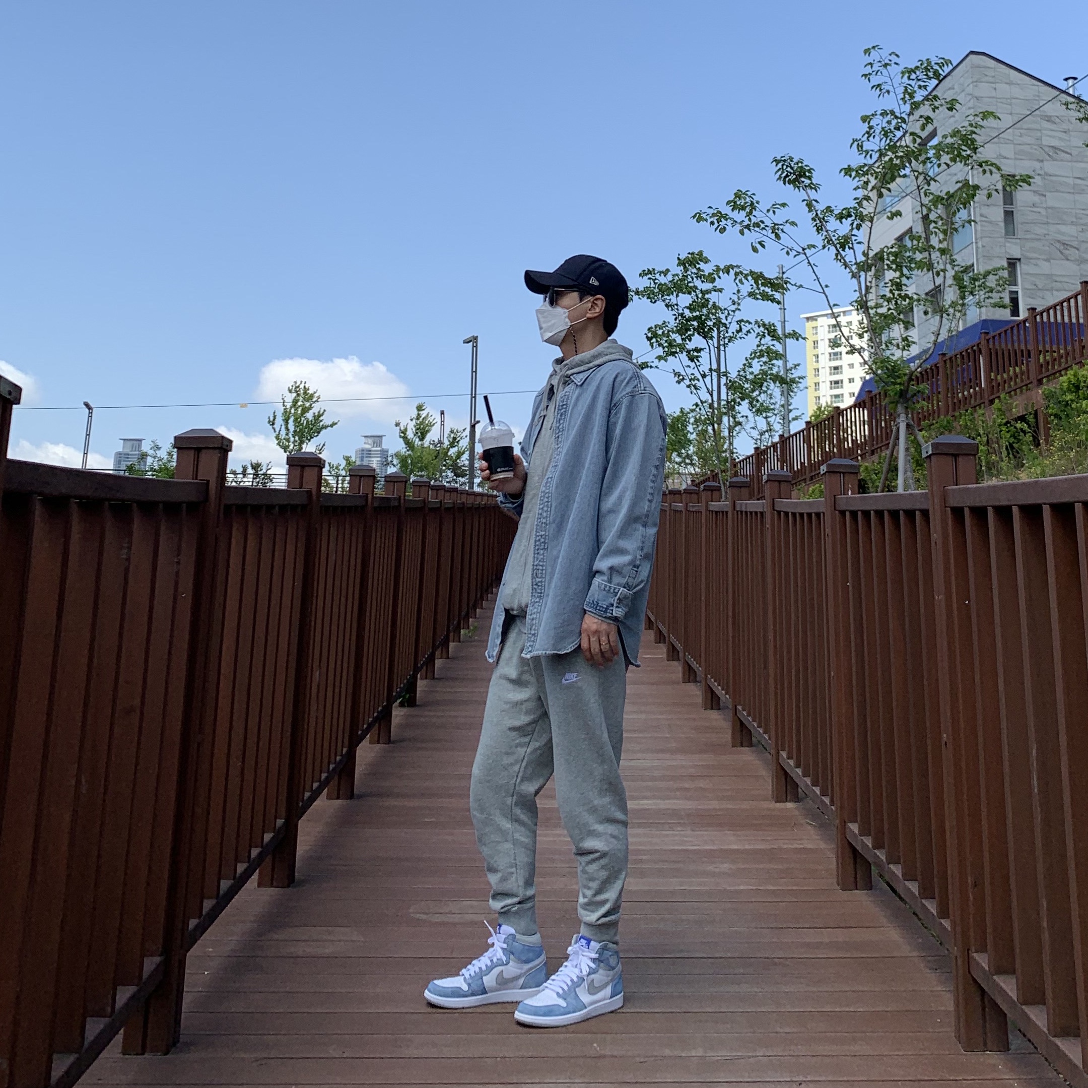 Jordan 1 Retro High OG Hyper Royal 착용 스타일 - 1