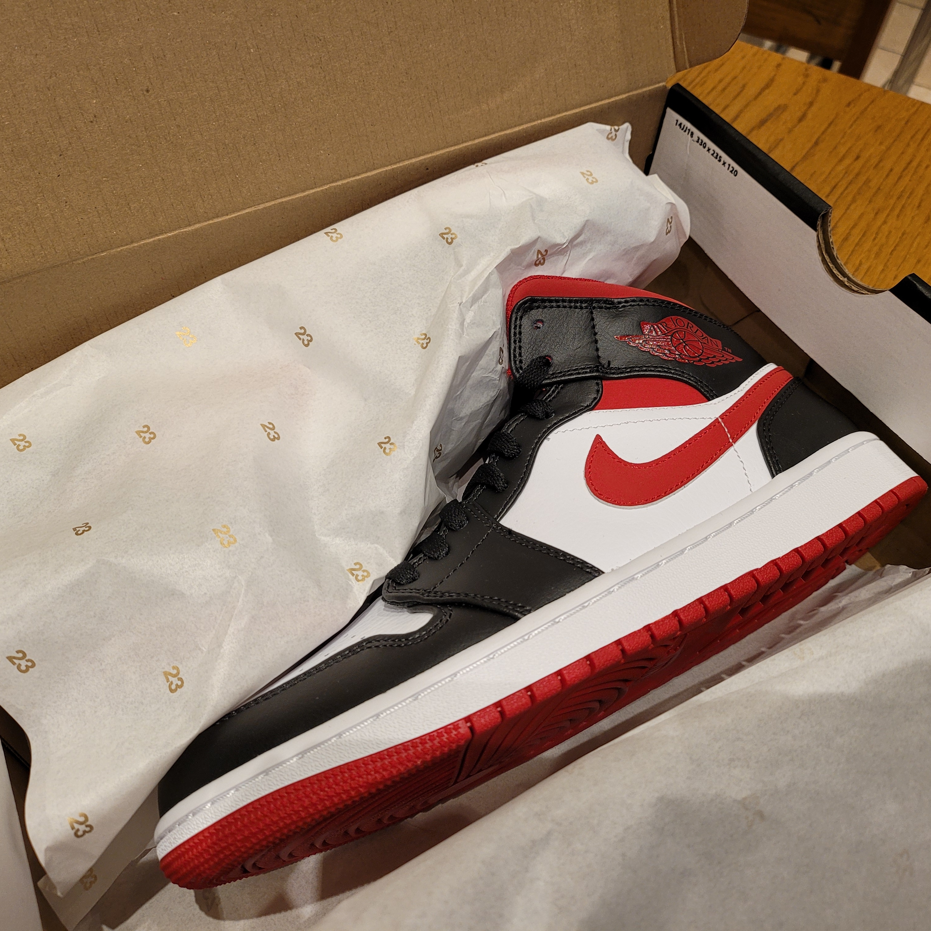 Jordan 1 Mid Gym Red Black White 착용 스타일 - 2