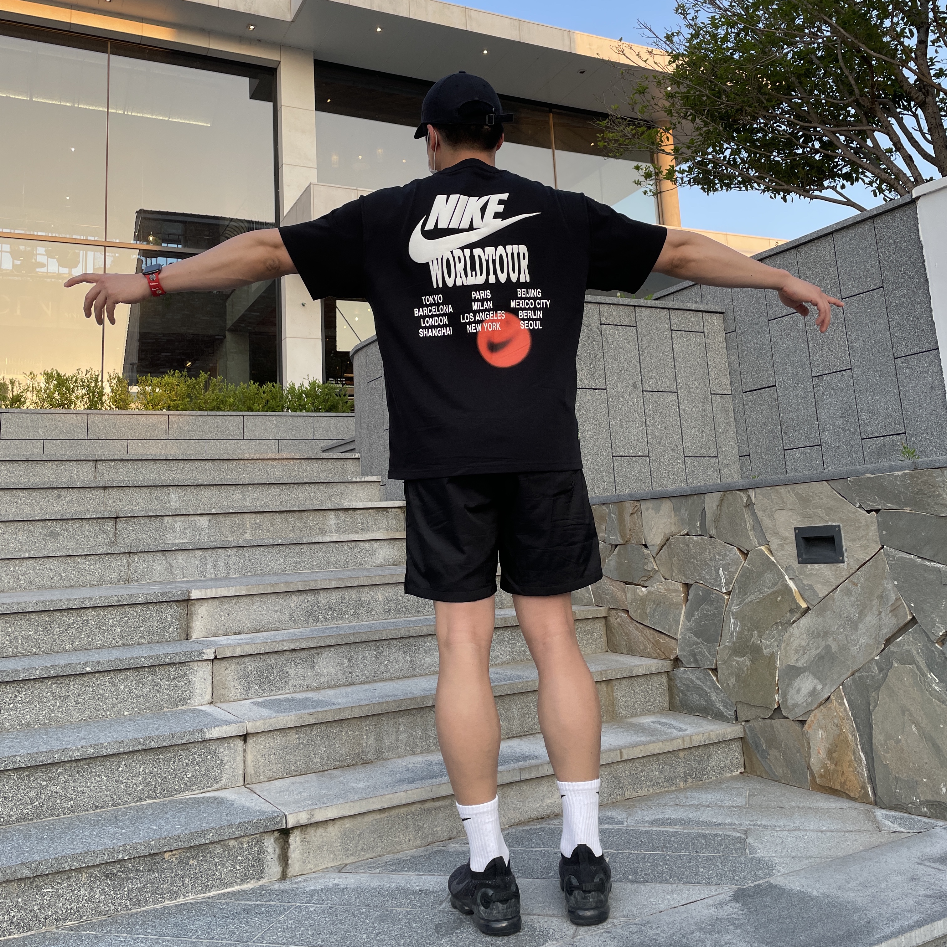 Nike Air VaporMax 2020 Flyknit Black Dark Grey, Nike World Tour 2 T-Shirt Black - Asia 착용 스타일 - 2