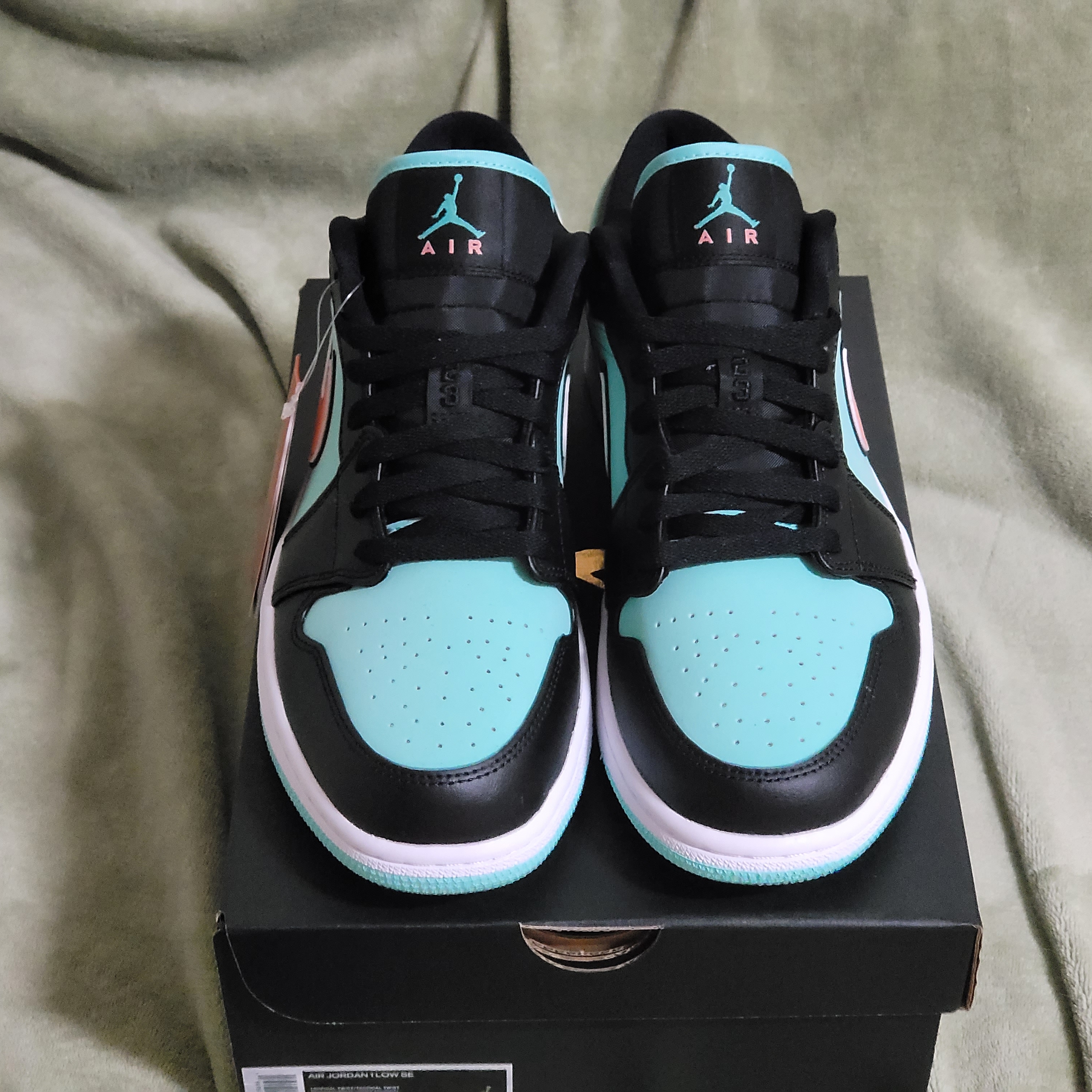 Jordan 1 Low SE Tropical Twist 착용 스타일 - 5