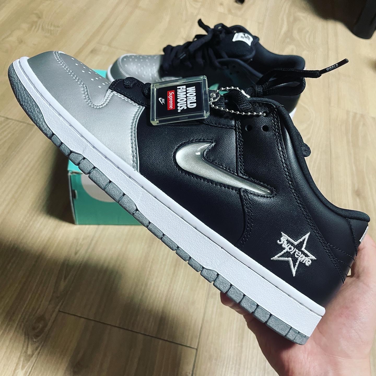 Nike x Supreme SB Dunk Low Jewel Swoosh Silver, Nike x Supreme SB Dunk Low Barkroot Brown 착용 스타일 - 2