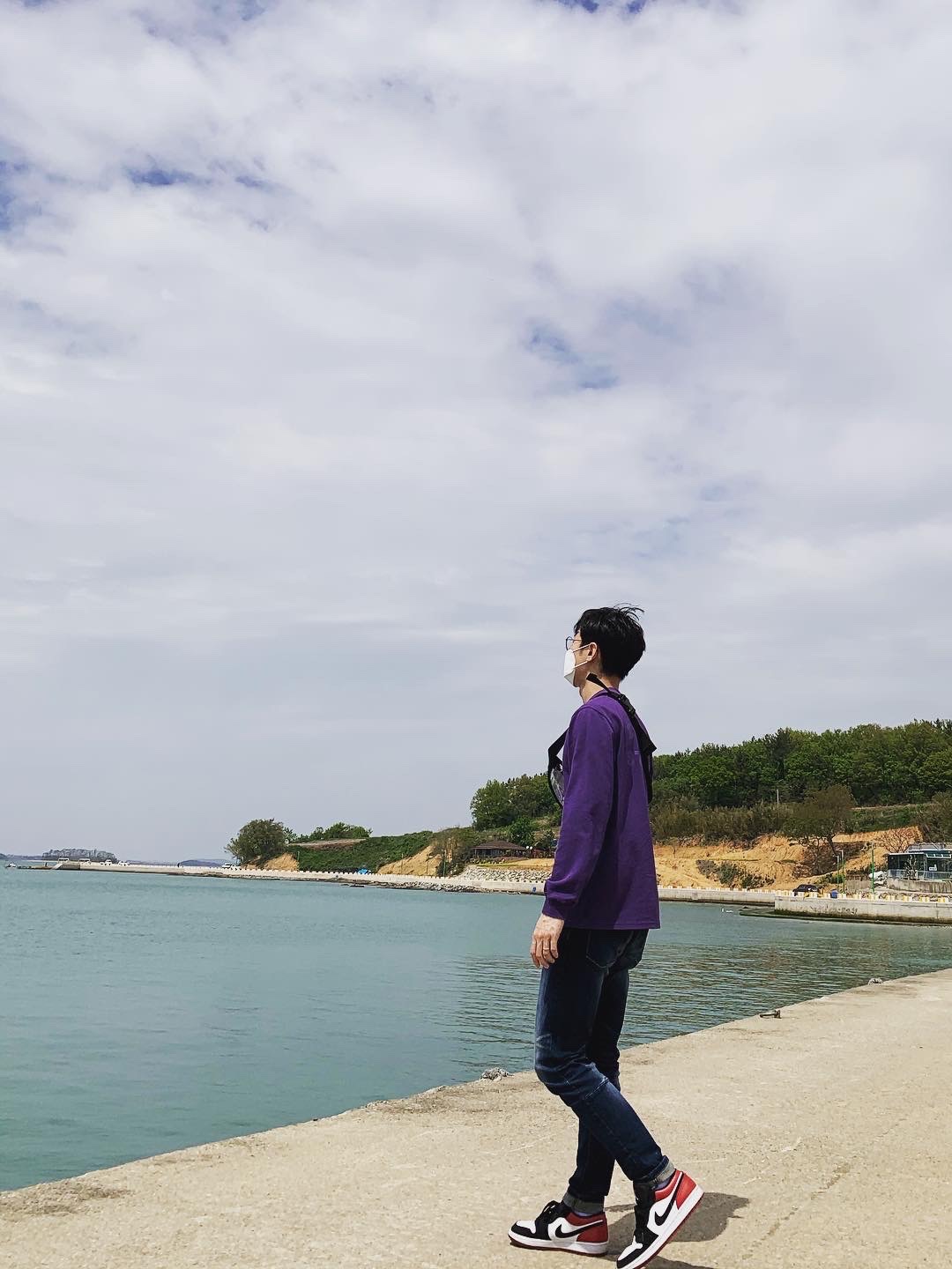 Jordan 1 Low Black Toe, IAB Studio Long Sleeve T-Shirt Purple Splashed 착용 스타일