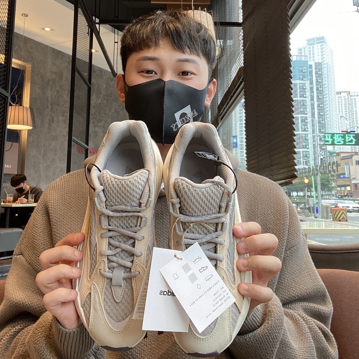 Adidas Yeezy Boost 700 V2 Cream, Adidas Yeezy Boost 700 V2 Tephra 착용 스타일 - 2