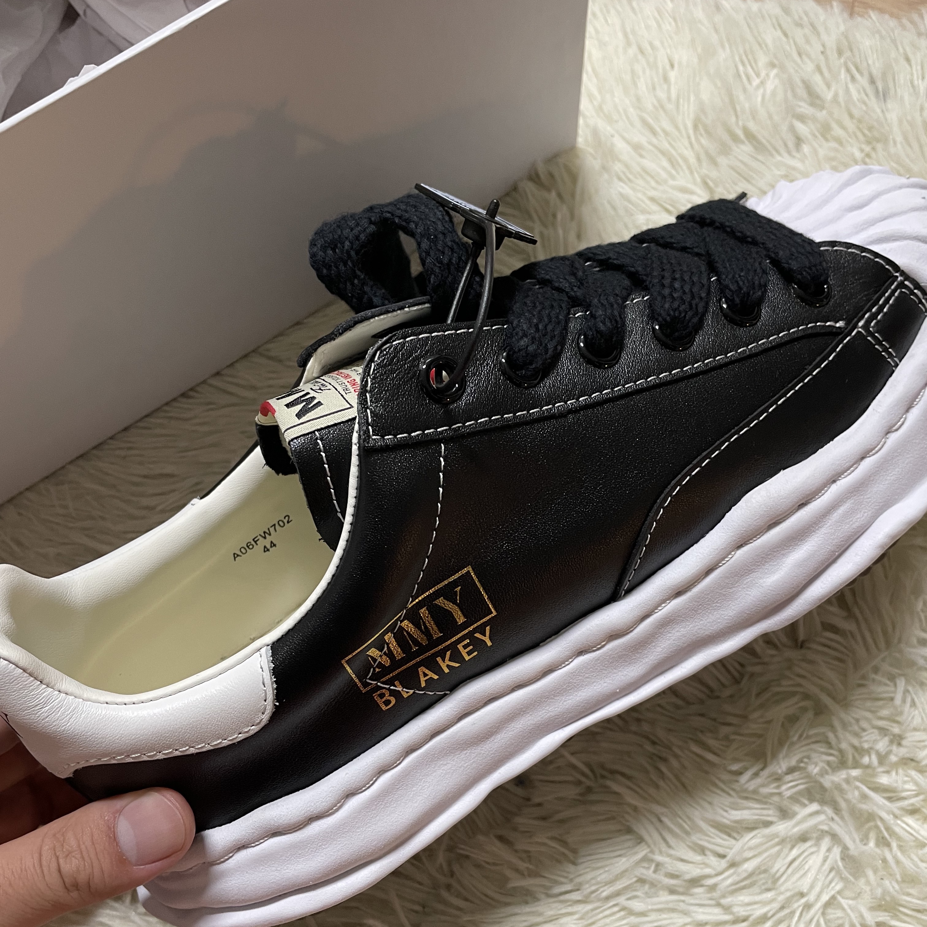 Maison Mihara Yasuhiro Blakey OG Sole Leather Low-top Sneakers Black 착용 스타일