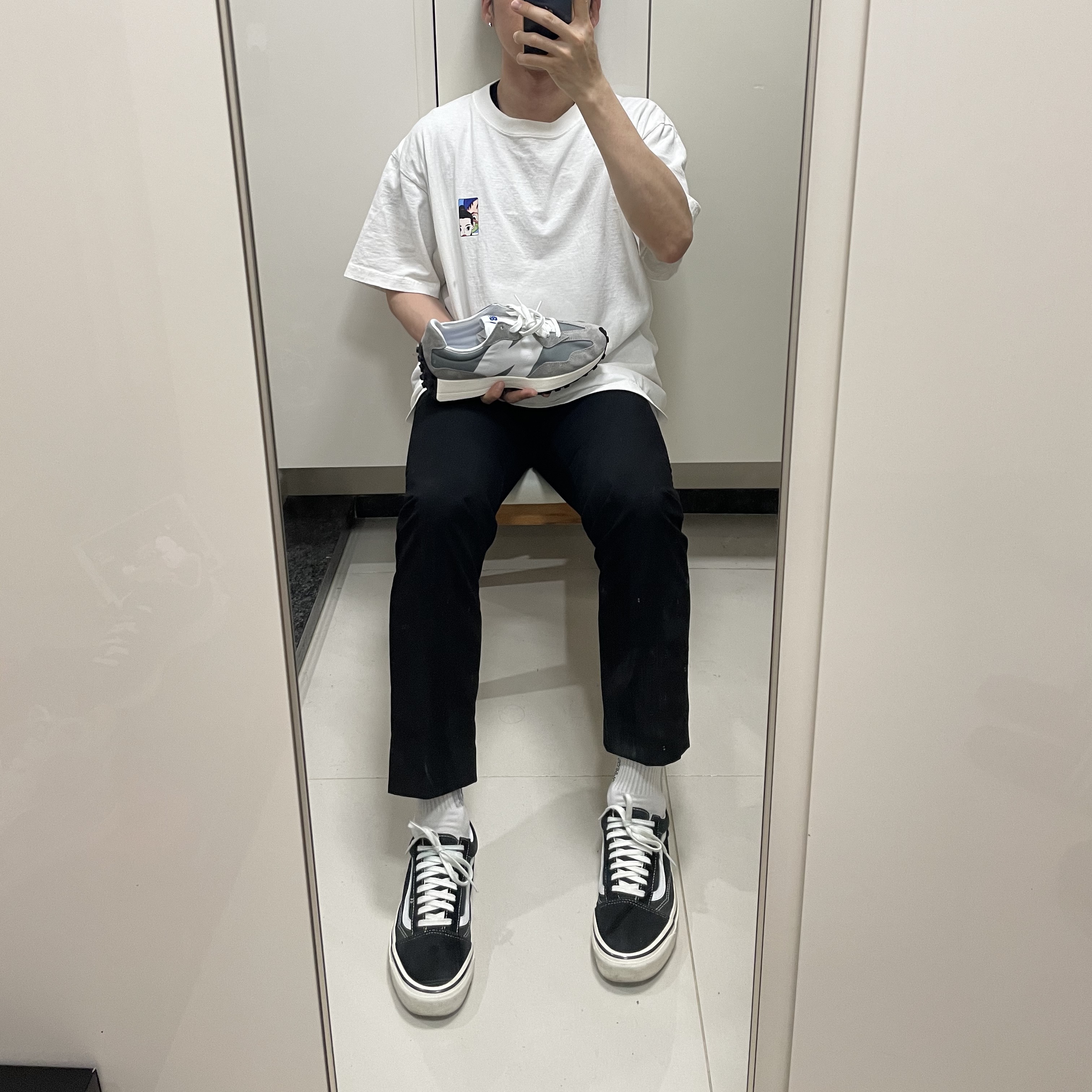 Vans Vault OG Old Skool LX Black, New Balance 327 Grey 착용 스타일