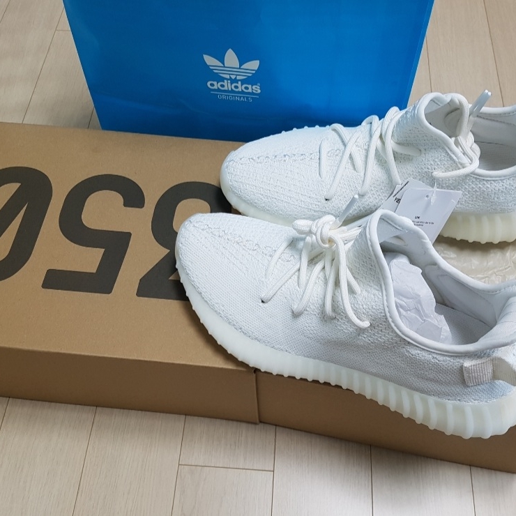 Adidas Yeezy Boost 350 V2 Cream/Triple White 착용 스타일 - 1