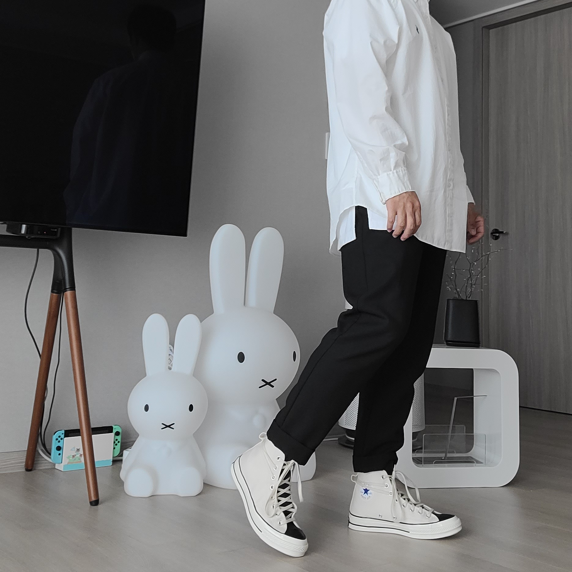 Nike x Kim Jones Reversible Wind Breaker Navy - US/EU, Converse x Fear of God Essentials Chuck 70 Hi Natural 2020 착용 스타일 - 4