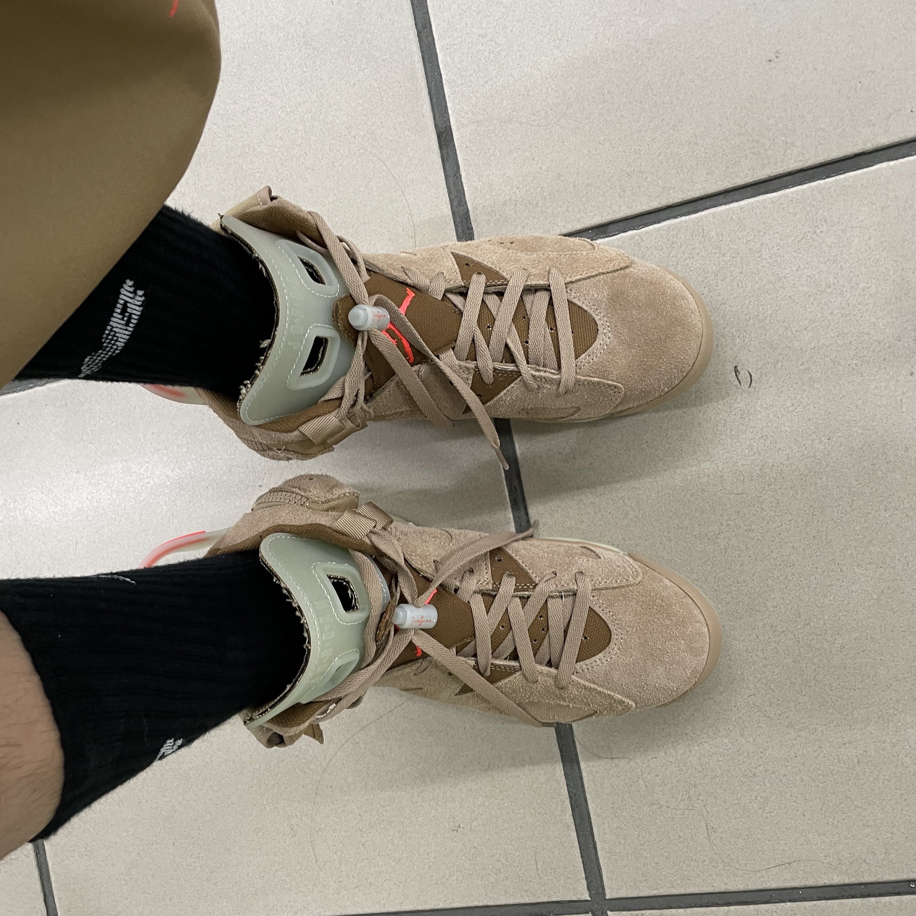 Jordan 6 x Travis Scott Retro SP British Khaki 착용 스타일 - 2