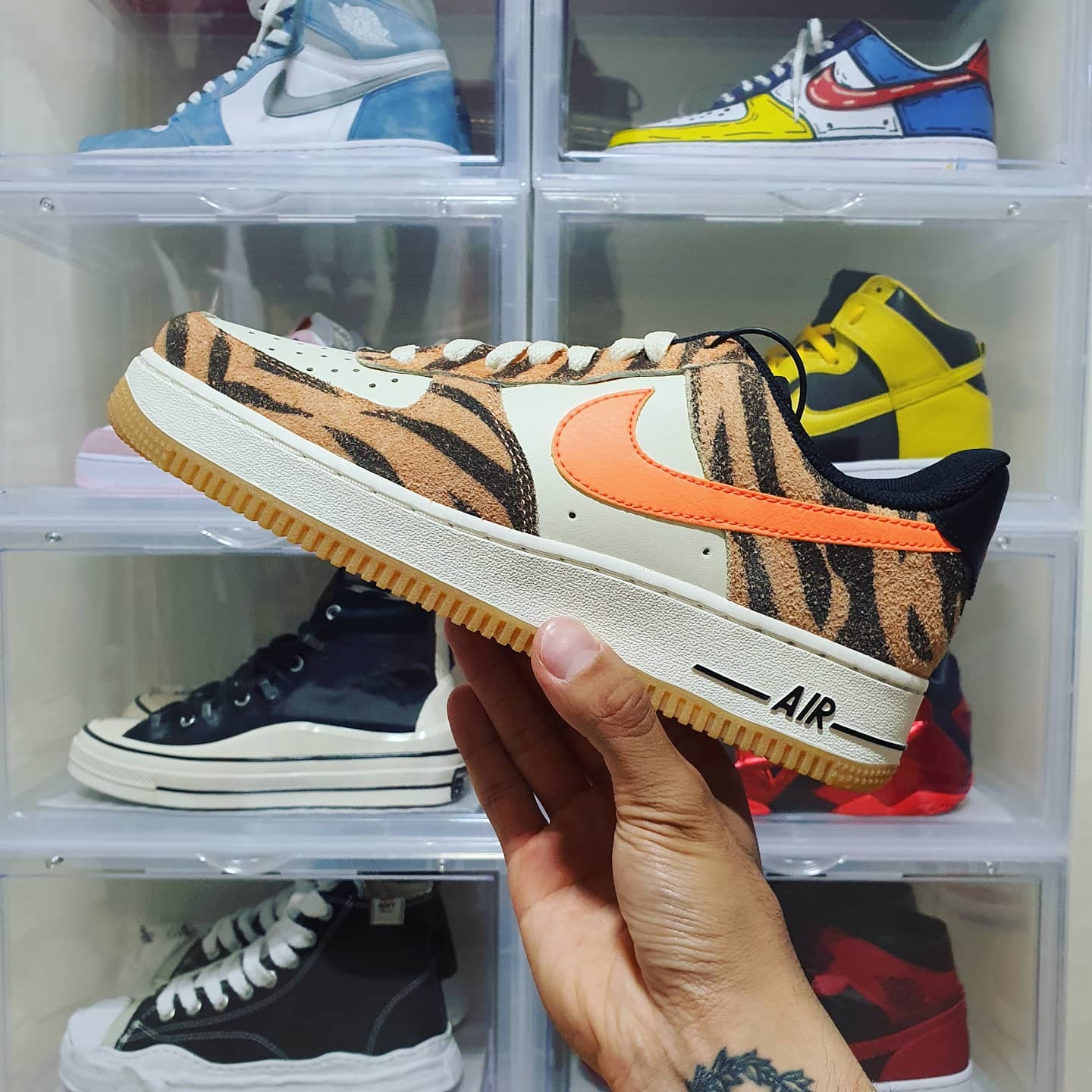 Nike Air Force 1 '07 PRM Orange Zebra 착용 스타일 - 1