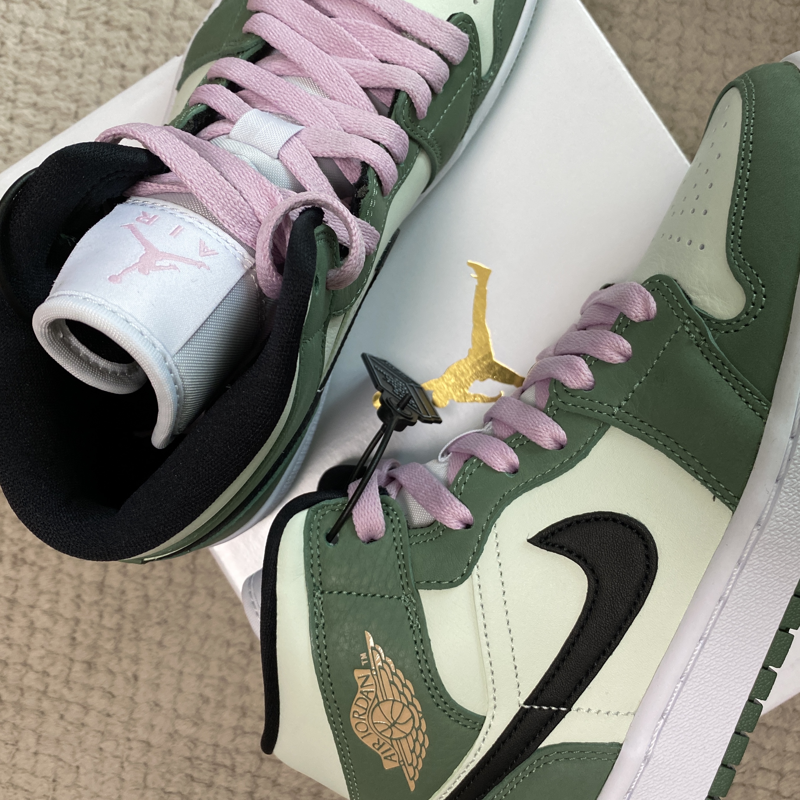 (W) Jordan 1 Mid SE Dutch Green 착용 스타일 - 2