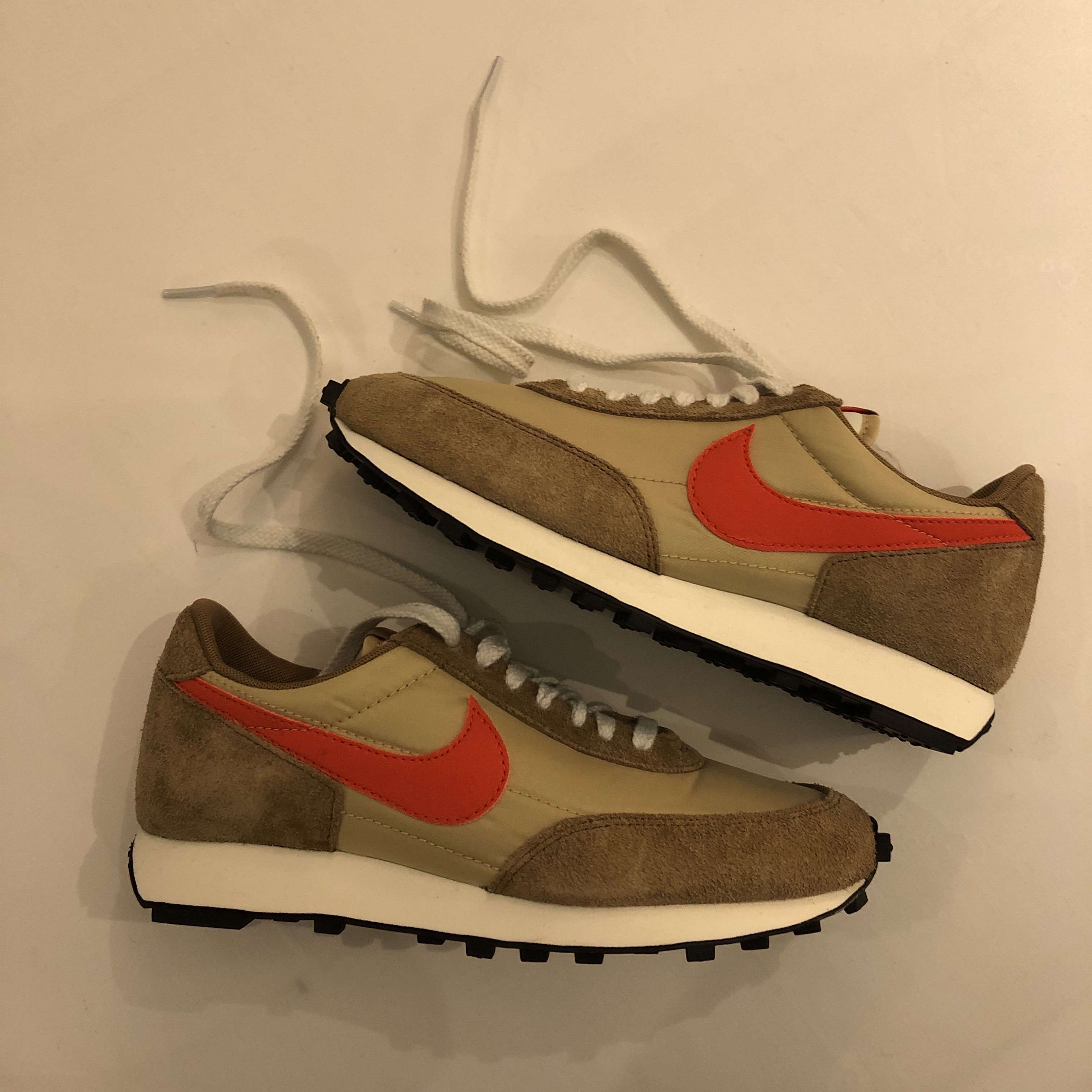 Nike Daybreak SP Vegas Gold College Orange 착용 스타일