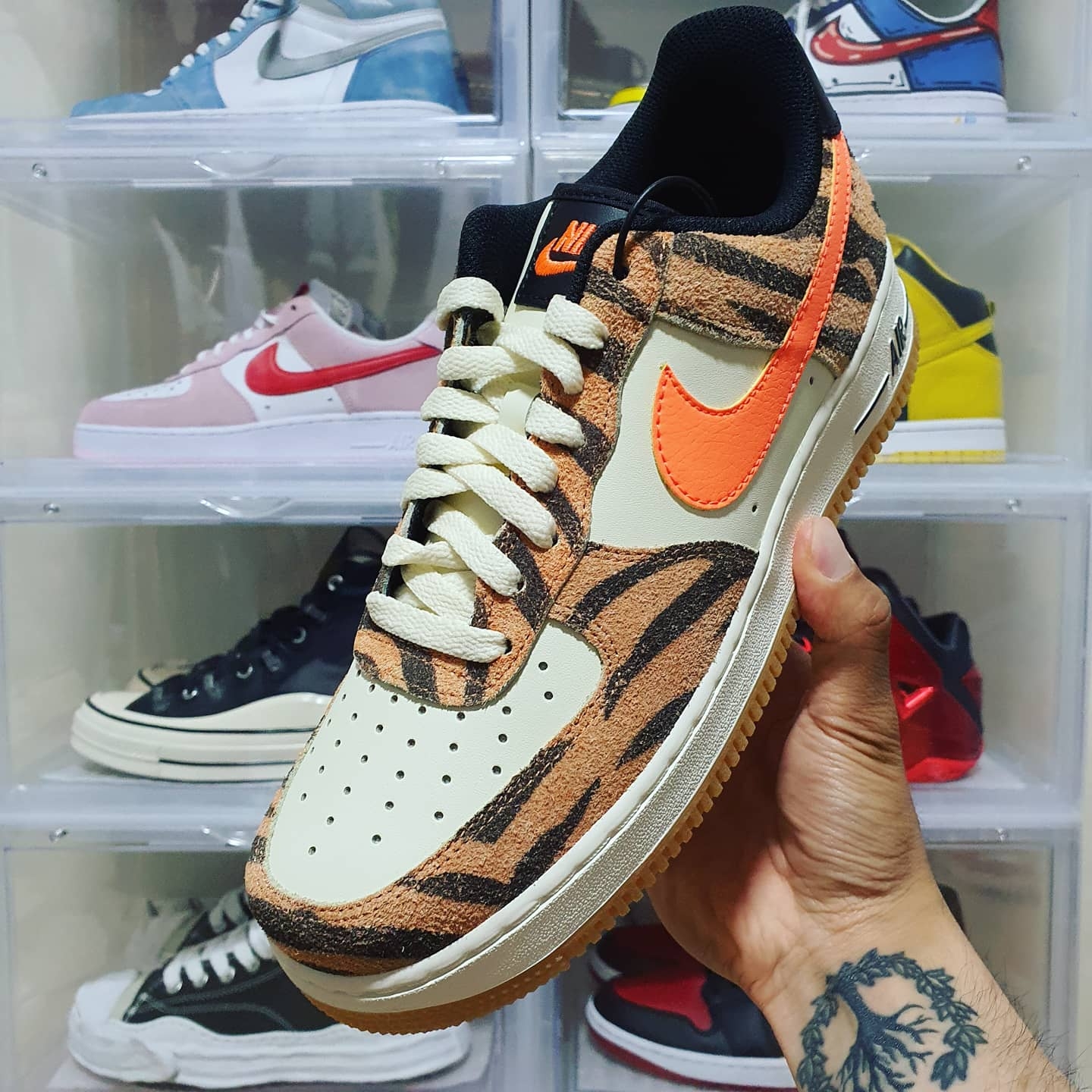 Nike Air Force 1 '07 PRM Orange Zebra 착용 스타일 - 2