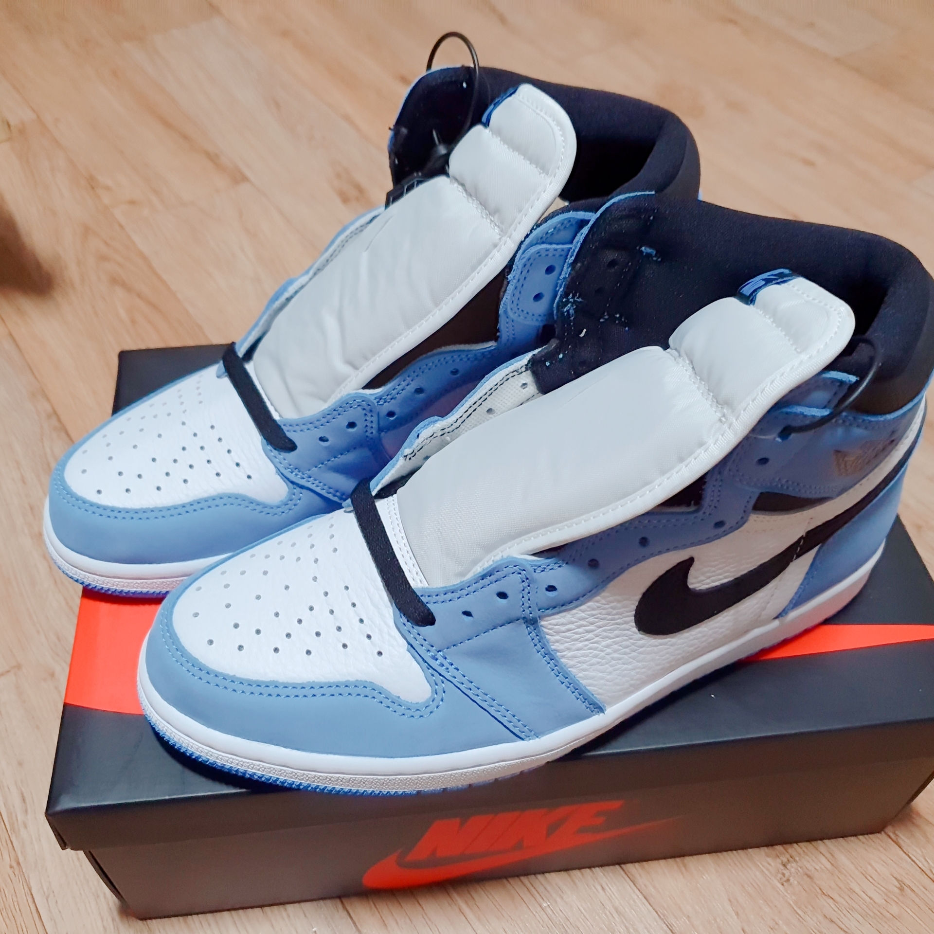 Jordan 1 Retro High OG University Blue 착용 스타일 - 2