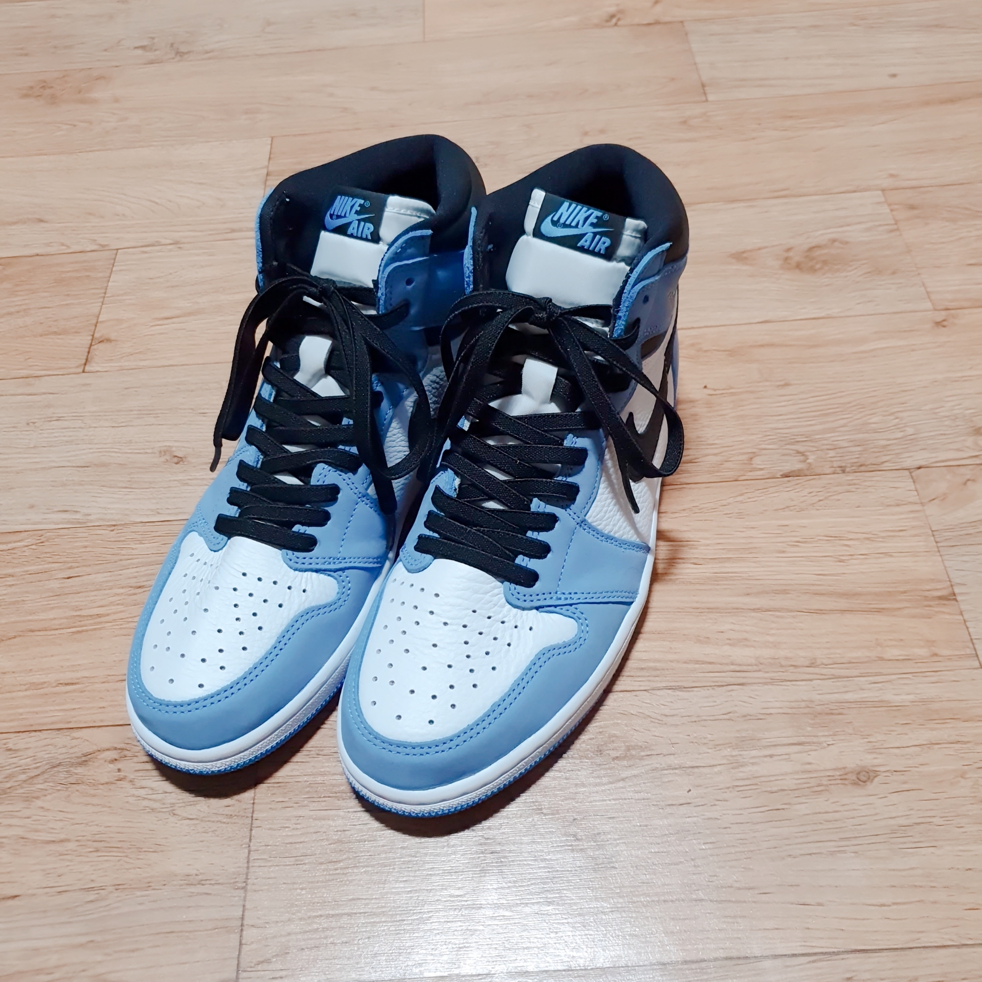 Jordan 1 Retro High OG University Blue 착용 스타일 - 4