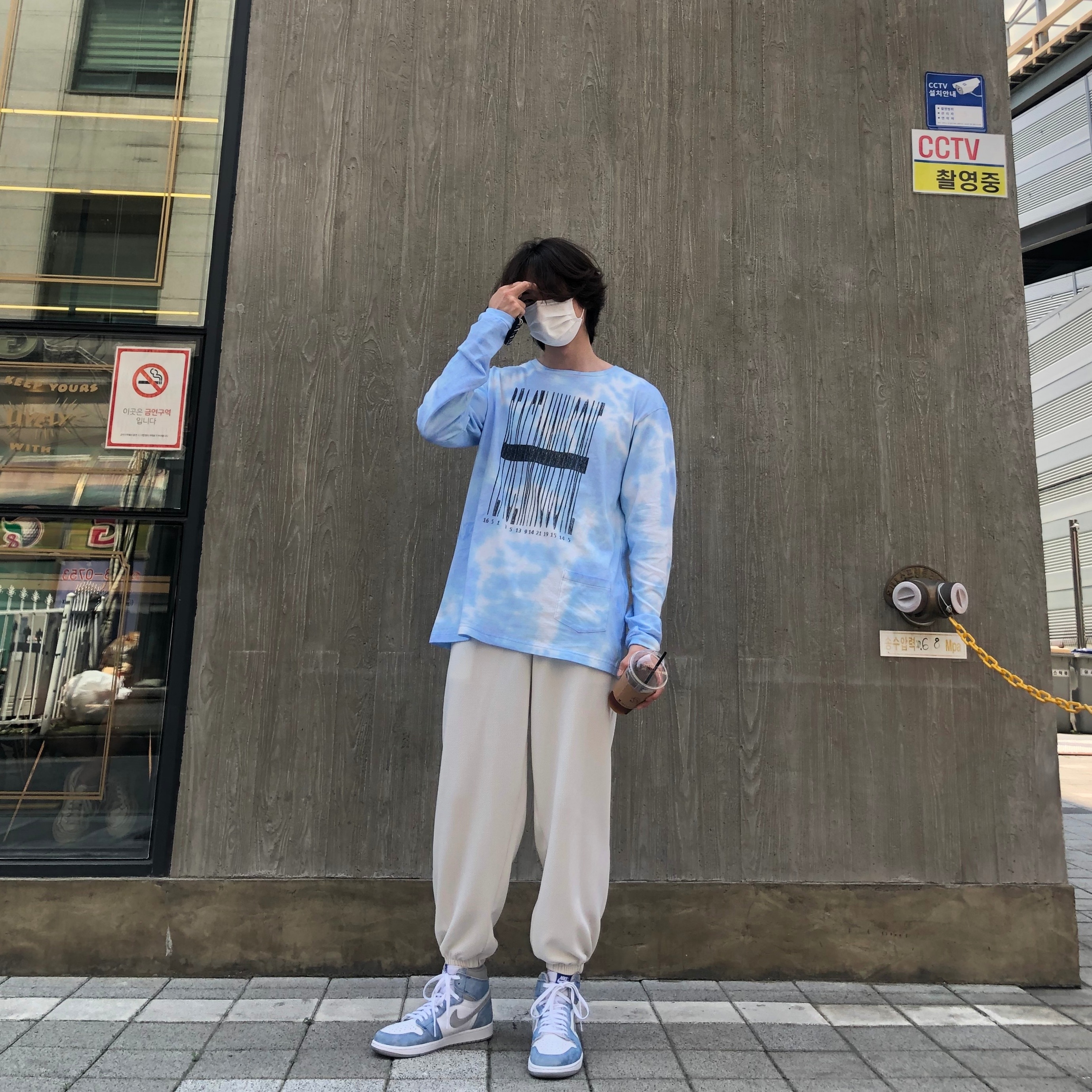 Jordan 1 Retro High OG Hyper Royal 착용 스타일