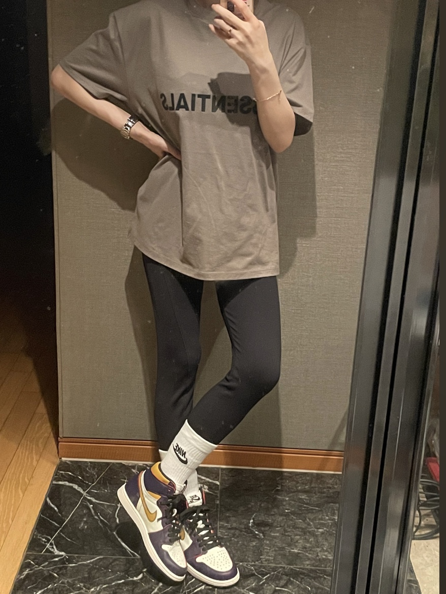 Stussy Reflection T-Shirt Black, Essentials Sweatpants Oatmeal/Oatmeal Heather/Light Heather Oatmeal 2020 착용 스타일 - 3