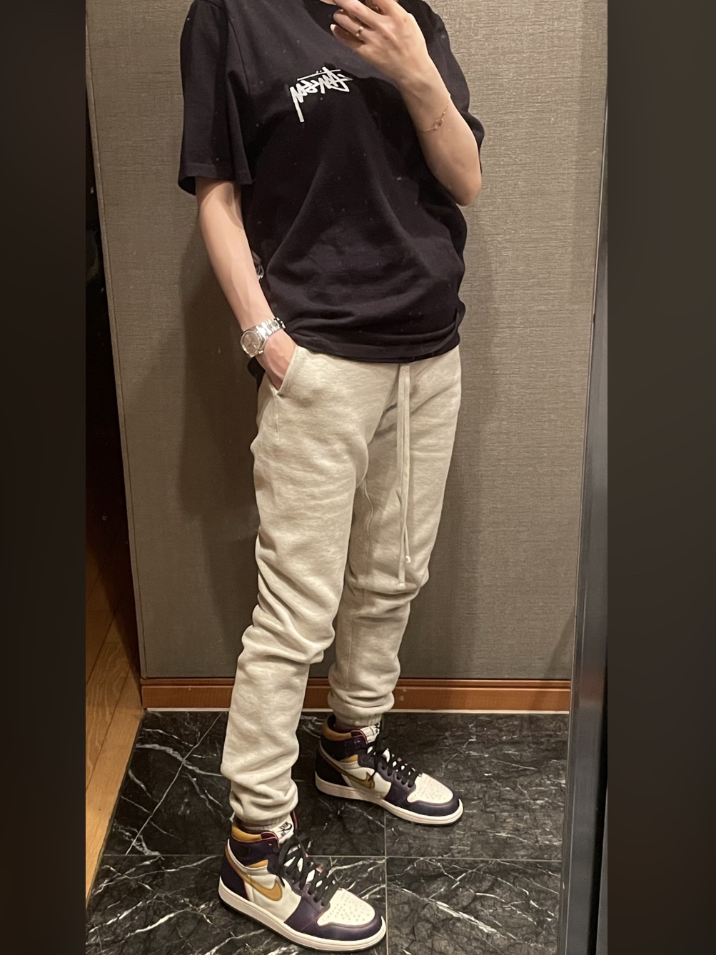 Stussy Reflection T-Shirt Black, Essentials Sweatpants Oatmeal/Oatmeal Heather/Light Heather Oatmeal 2020 착용 스타일 - 1