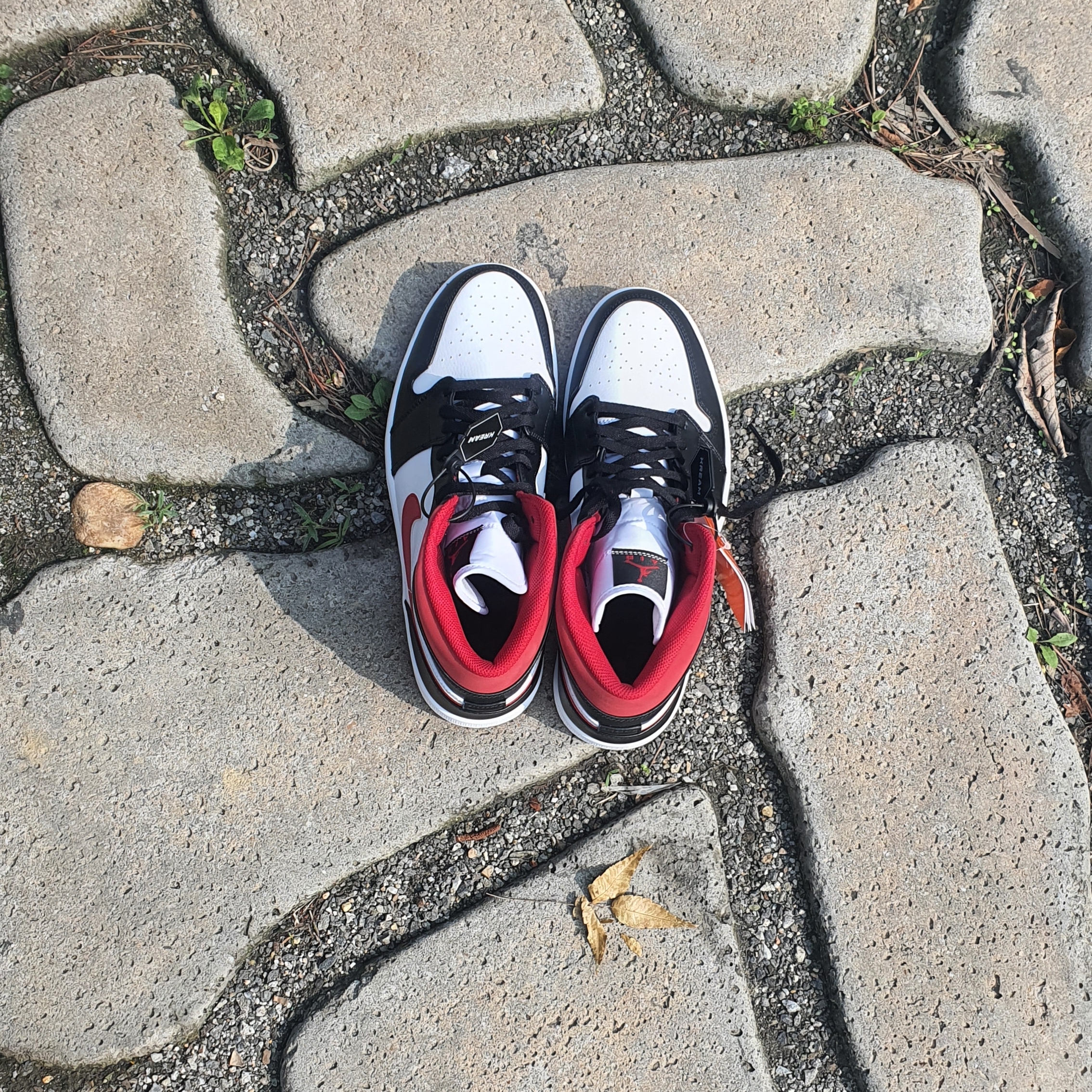 Jordan 1 Mid Gym Red Black White 착용 스타일 - 1