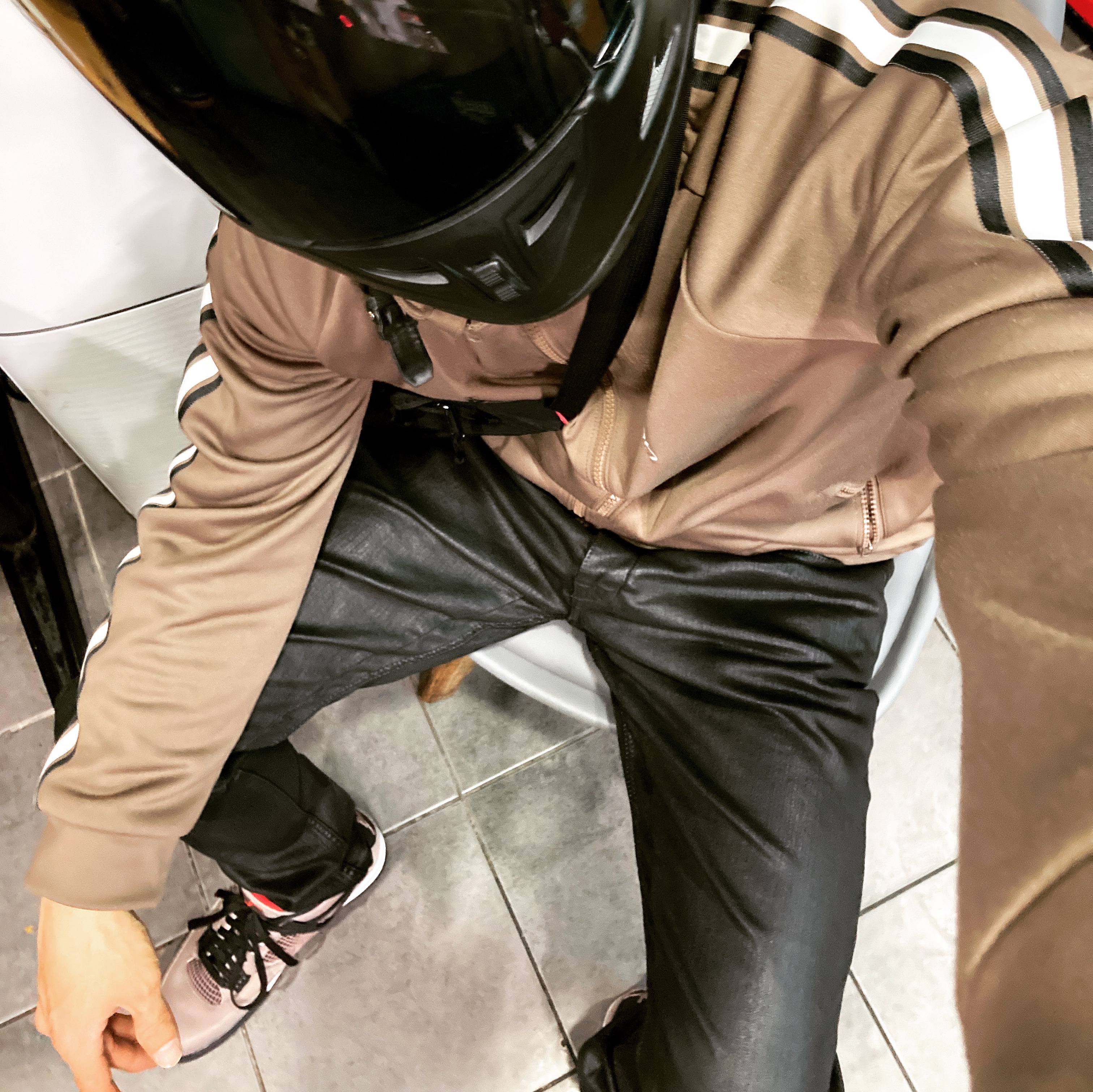 Jordan 4 Retro Taupe Haze, Jordan x Travis Scott MJ Track Jacket ์ฐฉ์ฉ ์คํ์ผ