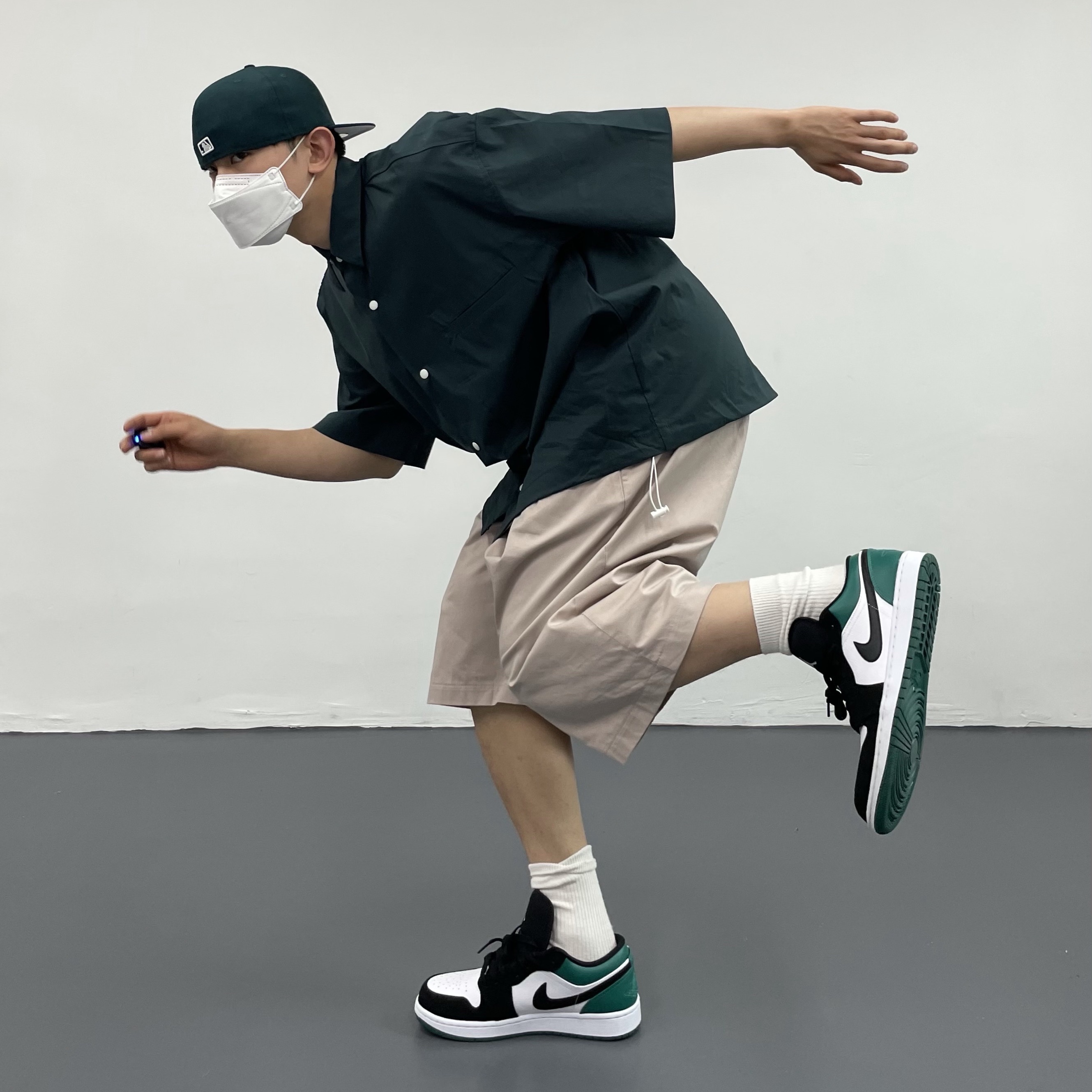 Jordan 1 Low White Black Mystic Green 착용 스타일 - 2